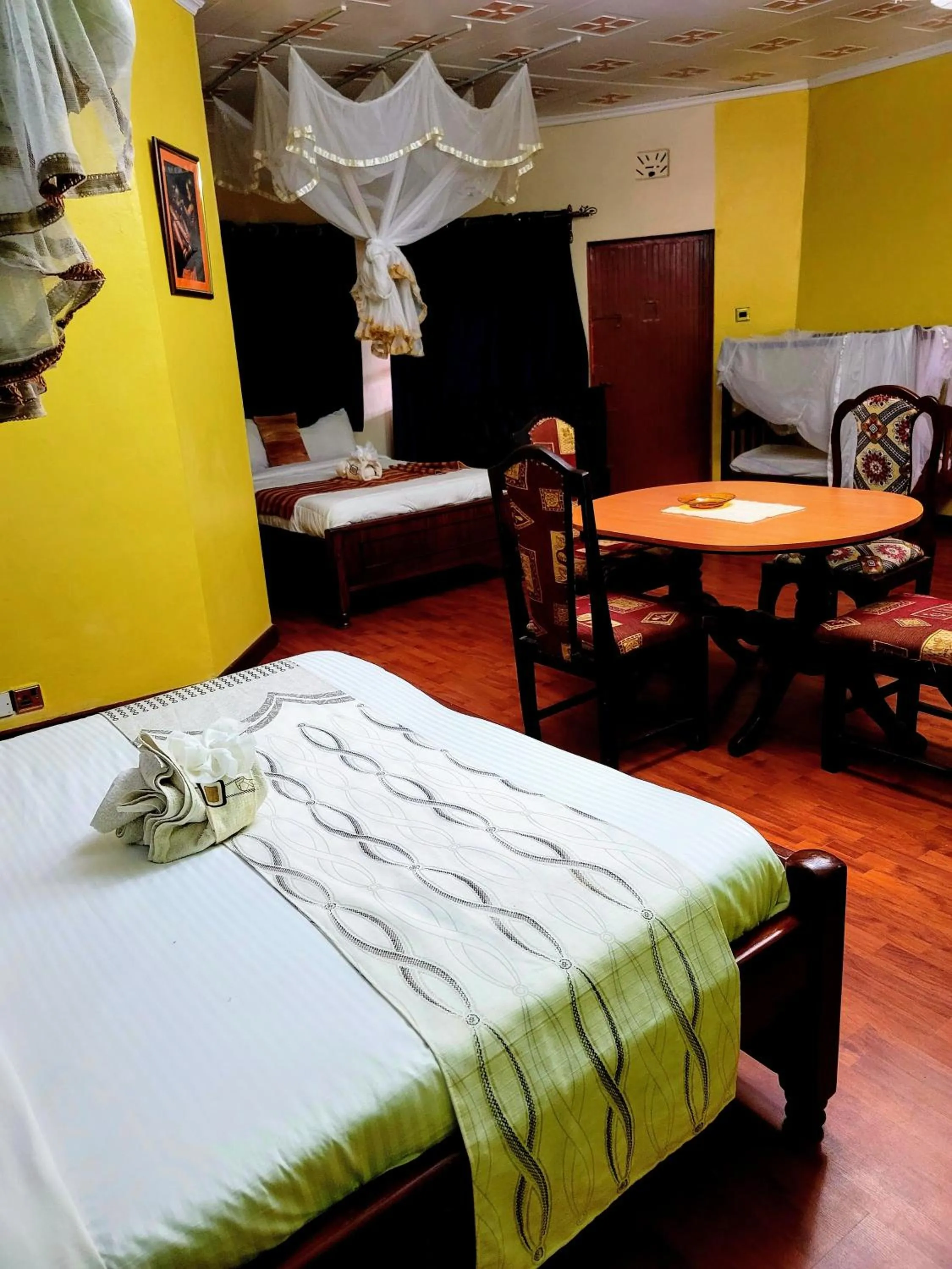 Photo of the whole room, Bed in Apex Resort