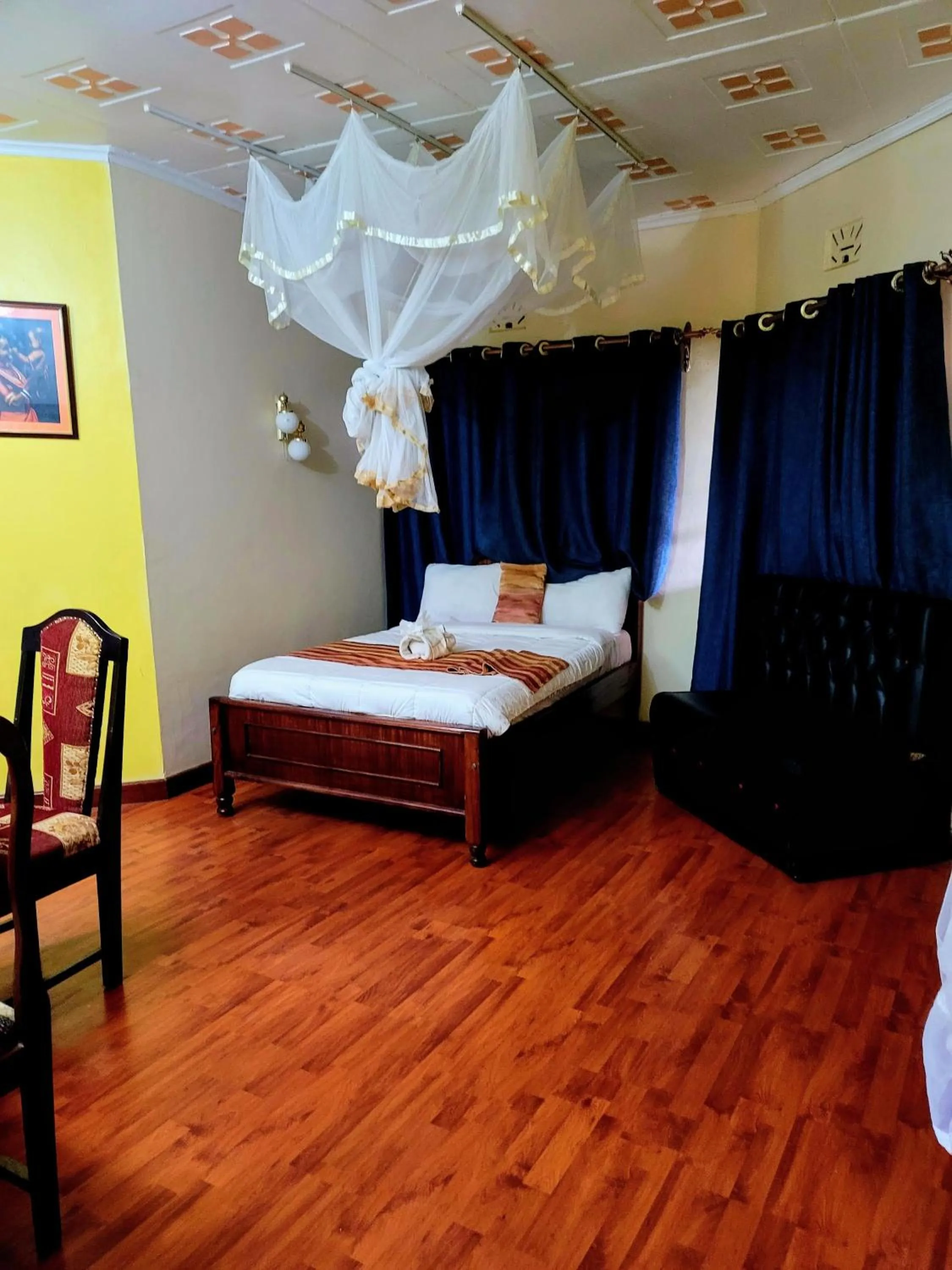 Photo of the whole room, Bed in Apex Resort