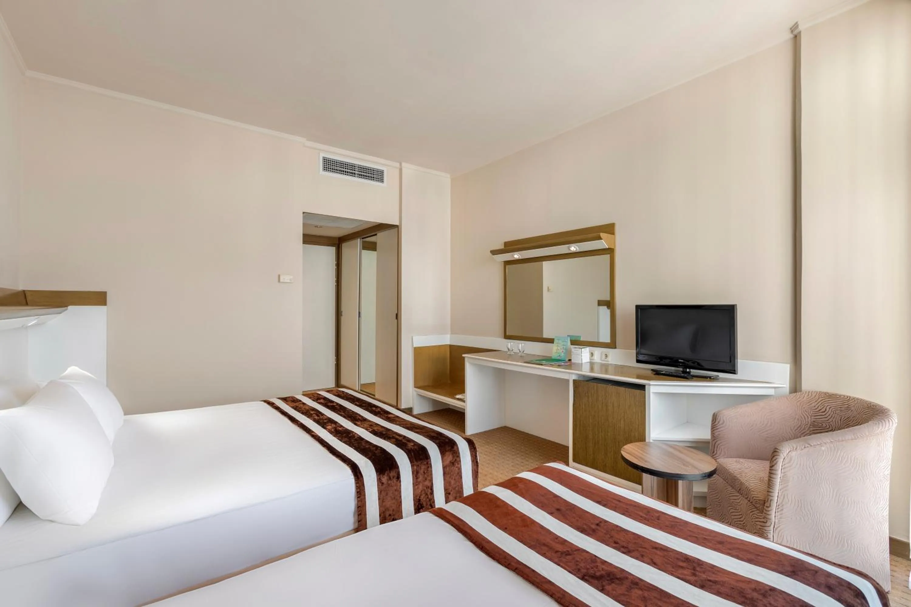 TV and multimedia, Bed in Green Max Hotel
