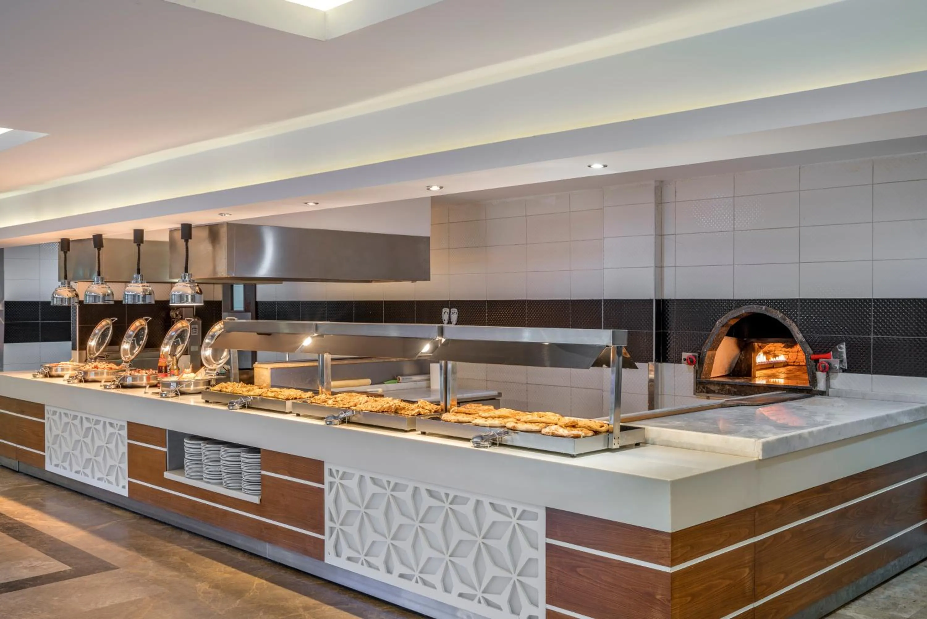 Restaurant/places to eat in Green Max Hotel