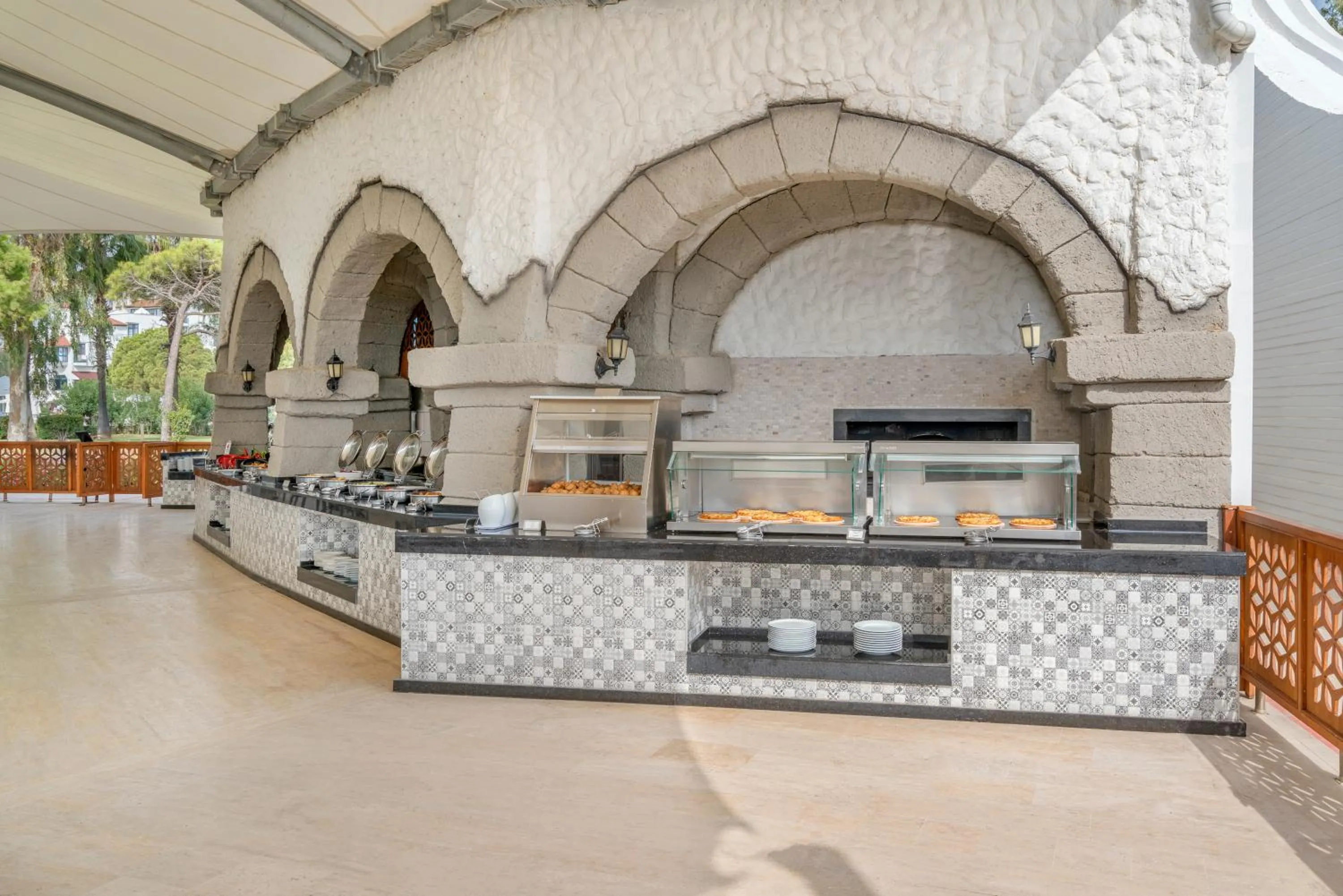 Restaurant/places to eat in Green Max Hotel