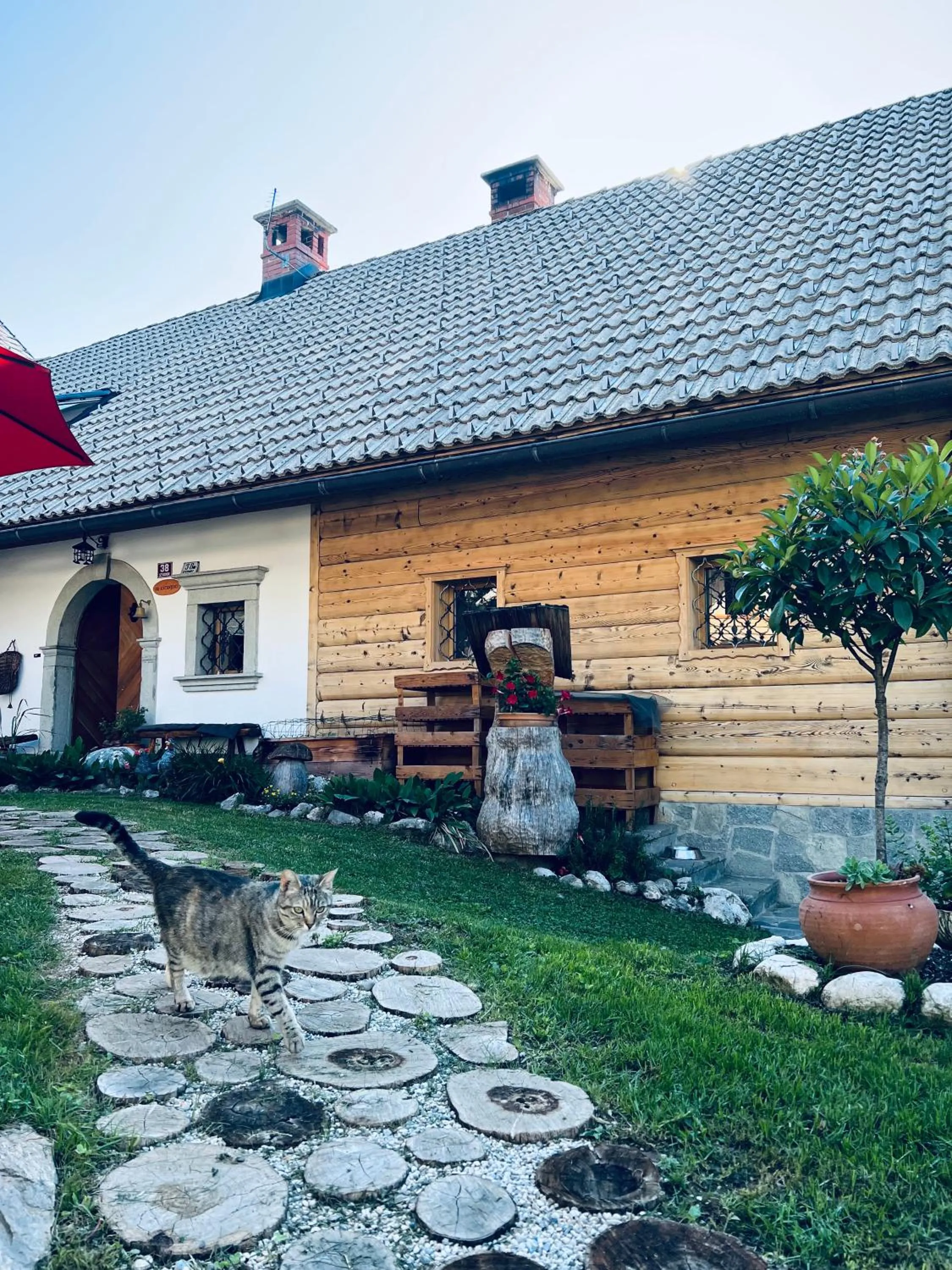 Property building in Apartmaji Katrnjek