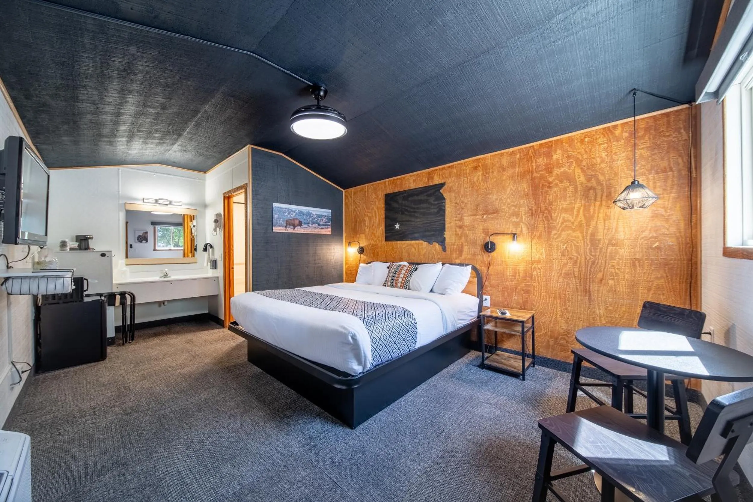 Superior King Room in Hansen Inn & Cabins