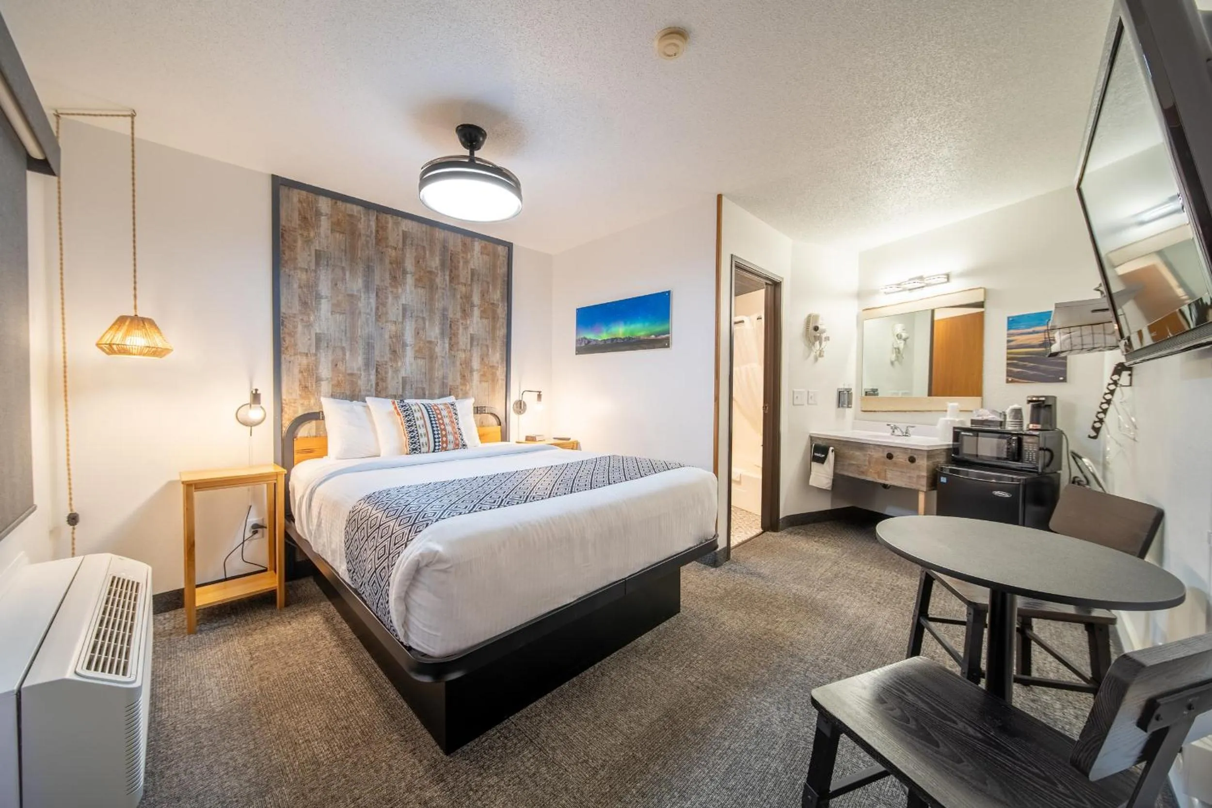 Queen Room in Hansen Inn & Cabins