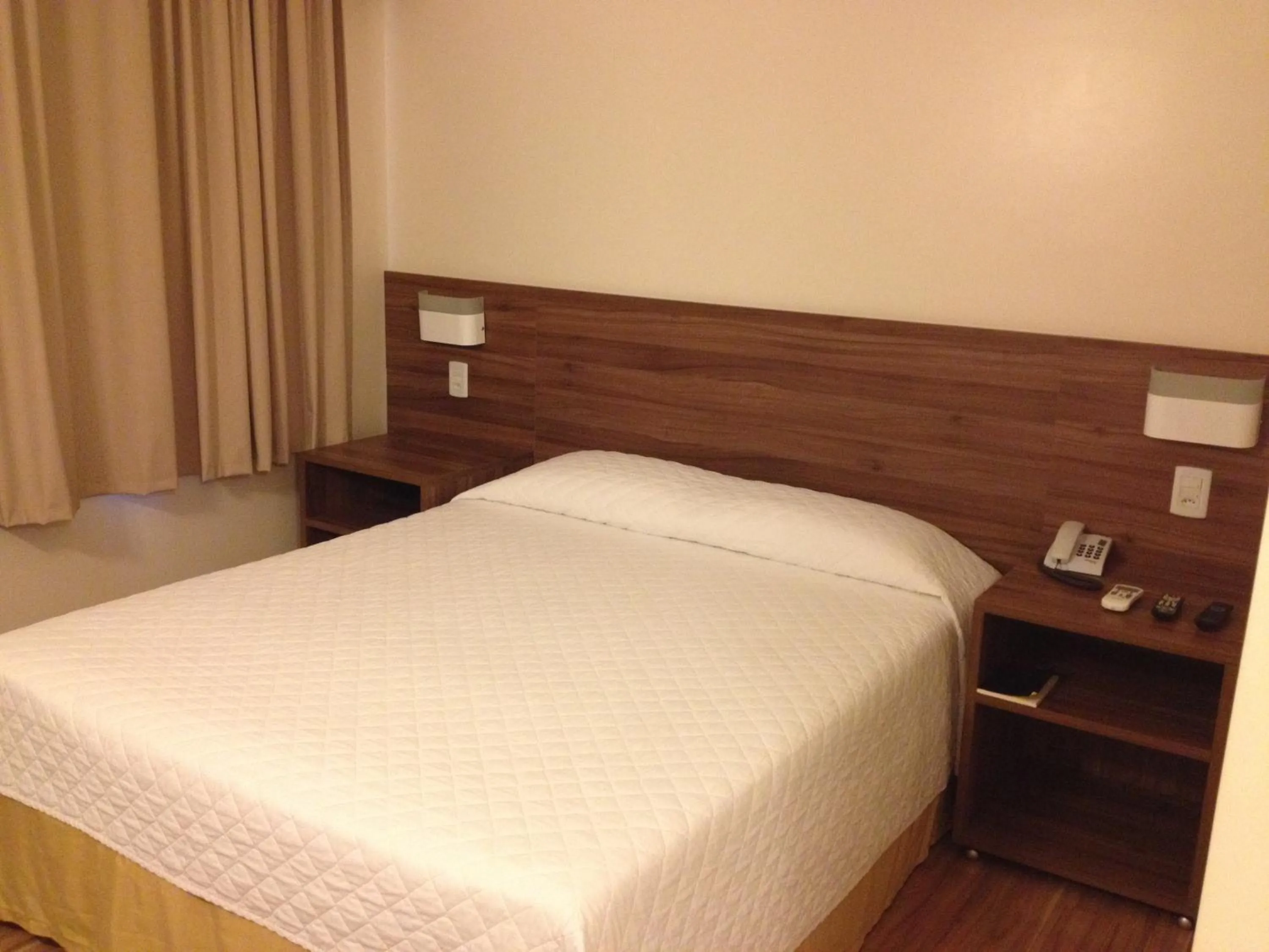 Photo of the whole room, Bed in Mogano Business Hotel- ELETROPOSTO