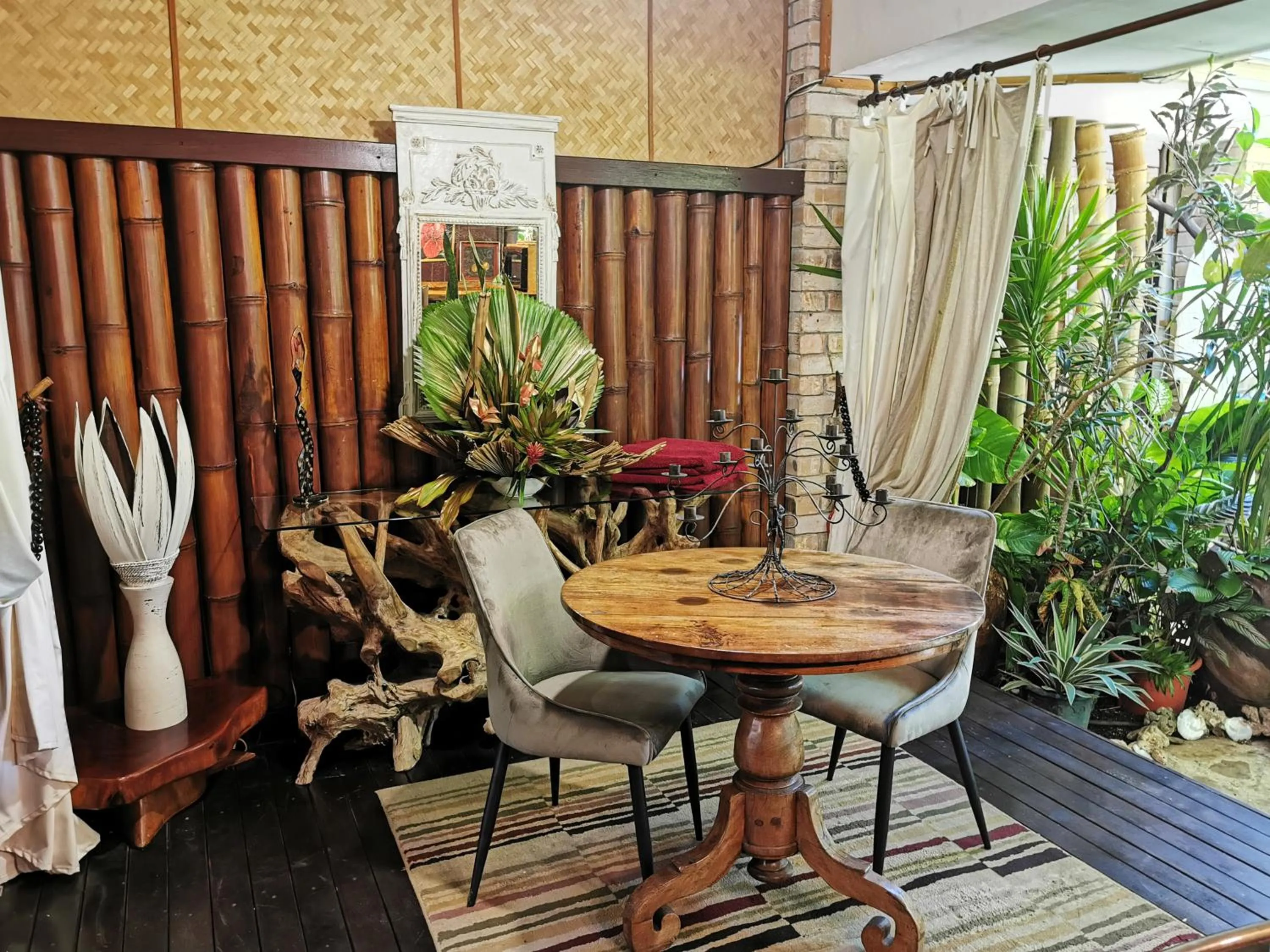 Dining area in Hôtel Fenua Mata'i'oa