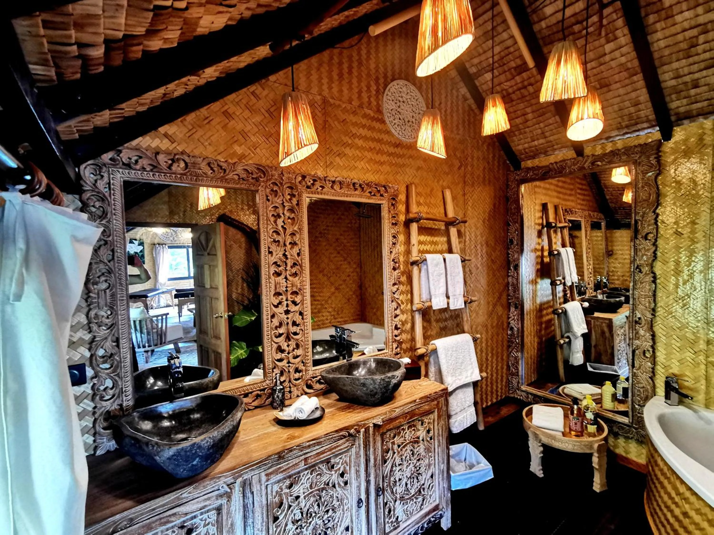 Bathroom in Hôtel Fenua Mata'i'oa