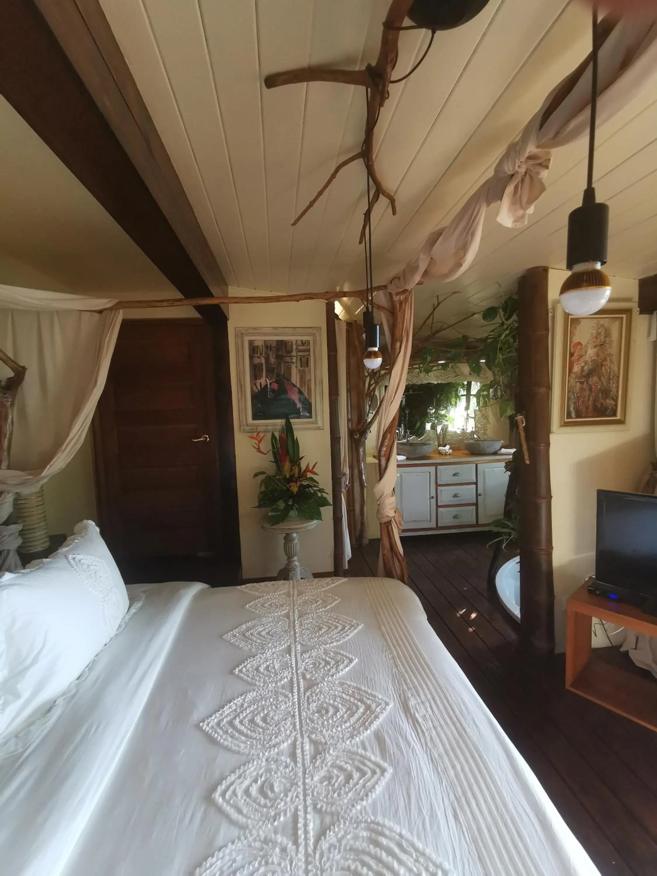 Bed in Hôtel Fenua Mata'i'oa