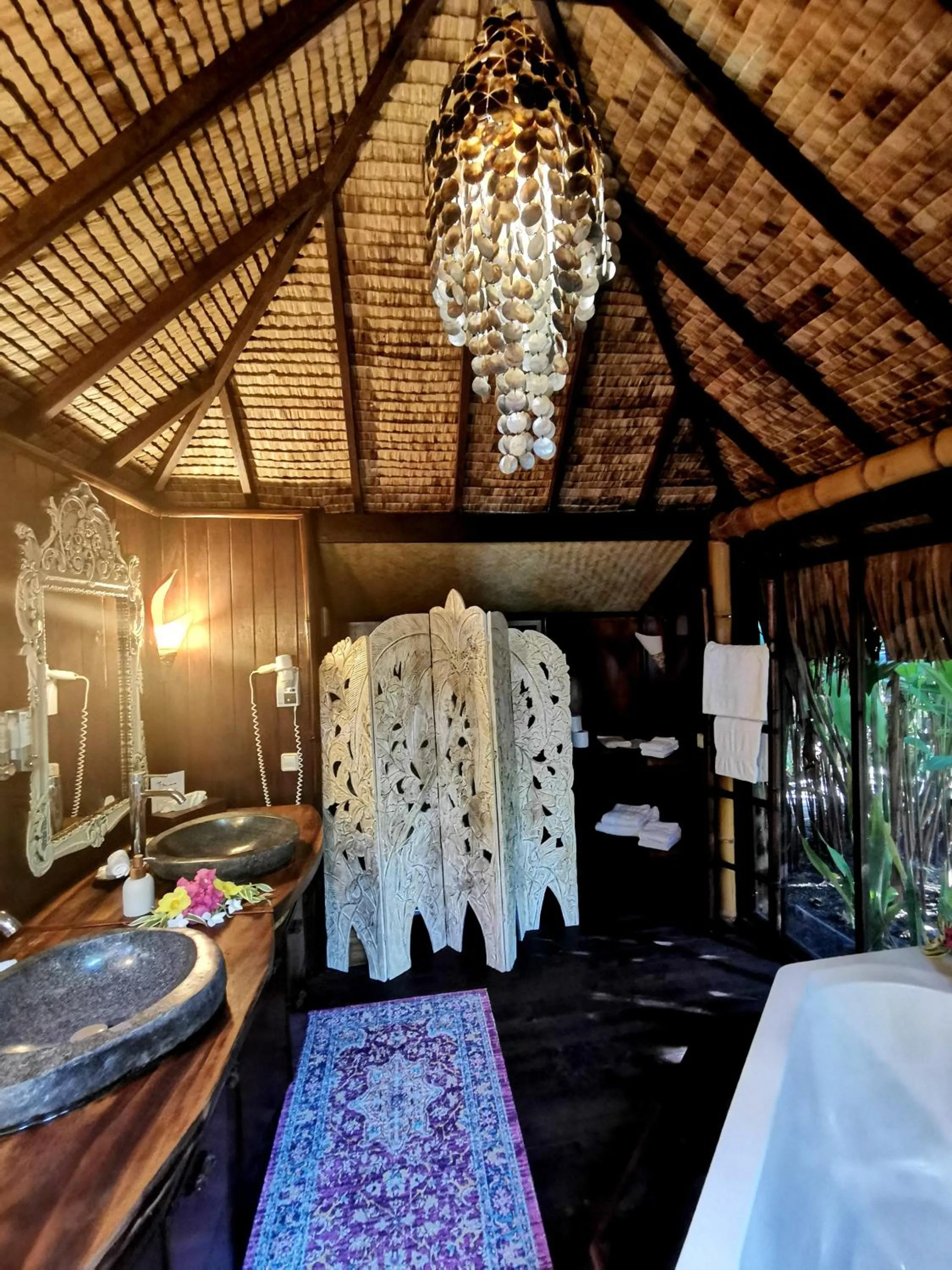 Bathroom, Bed in Hôtel Fenua Mata'i'oa