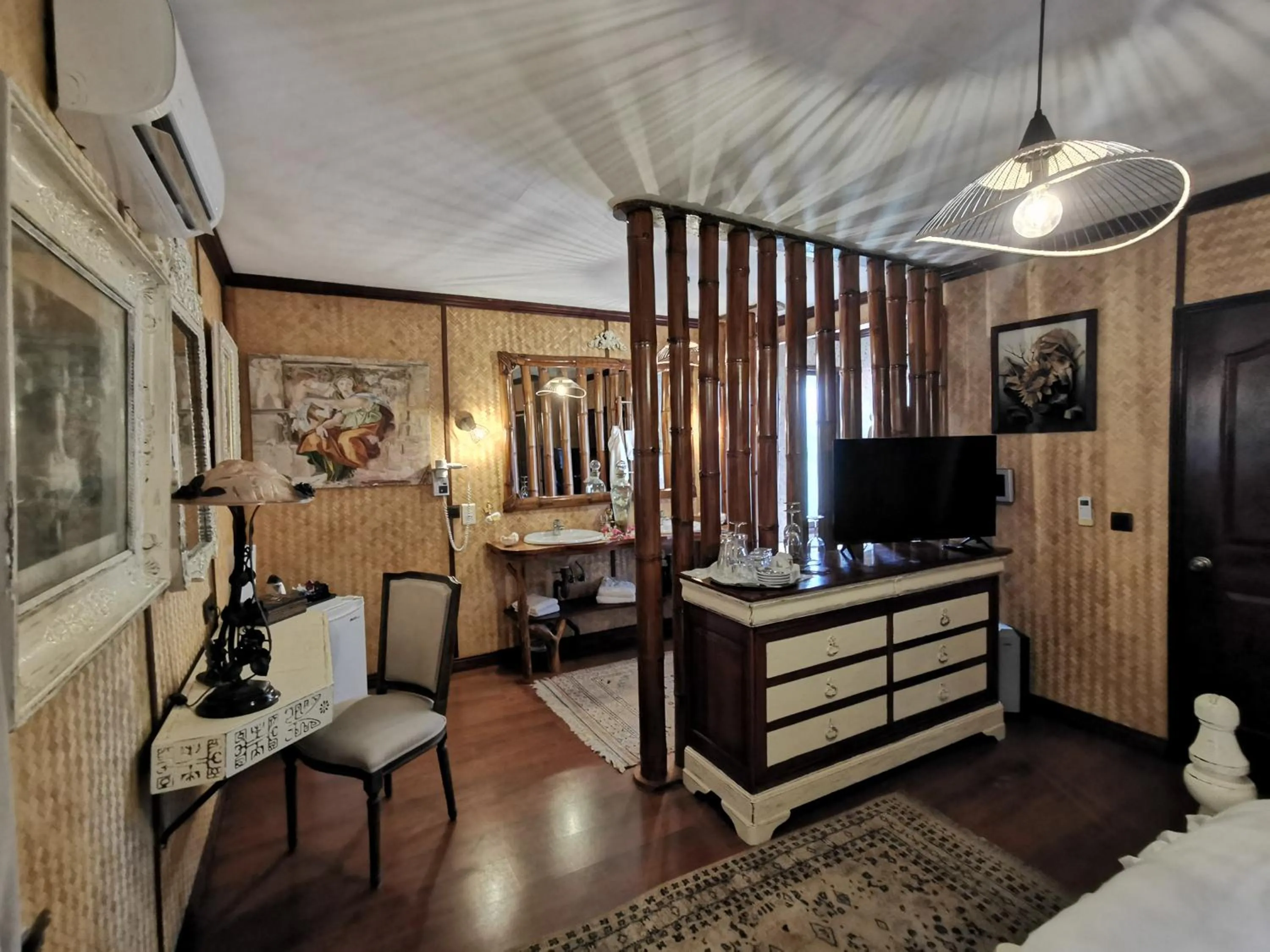 Bedroom in Hôtel Fenua Mata'i'oa