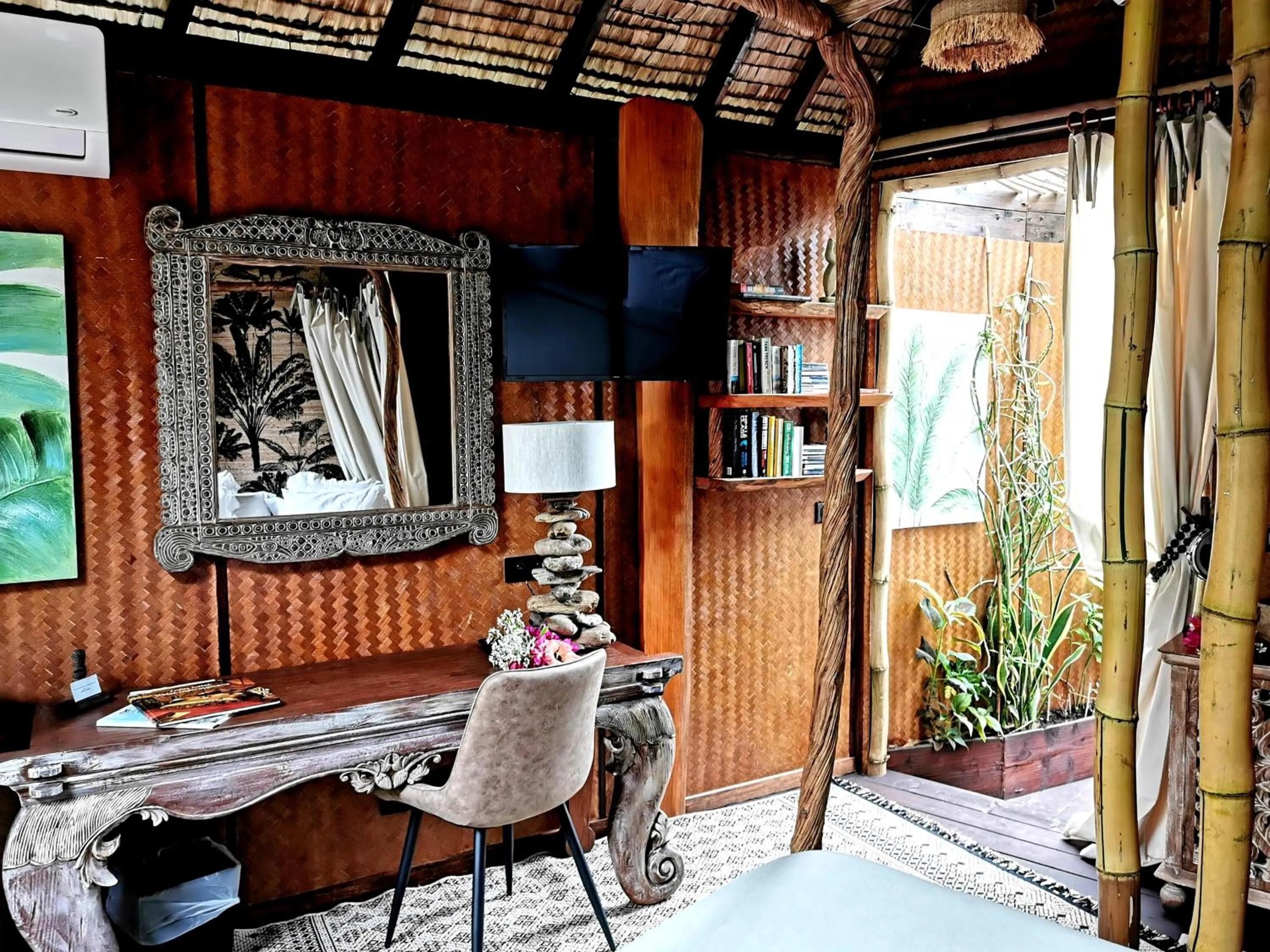 TV and multimedia in Hôtel Fenua Mata'i'oa