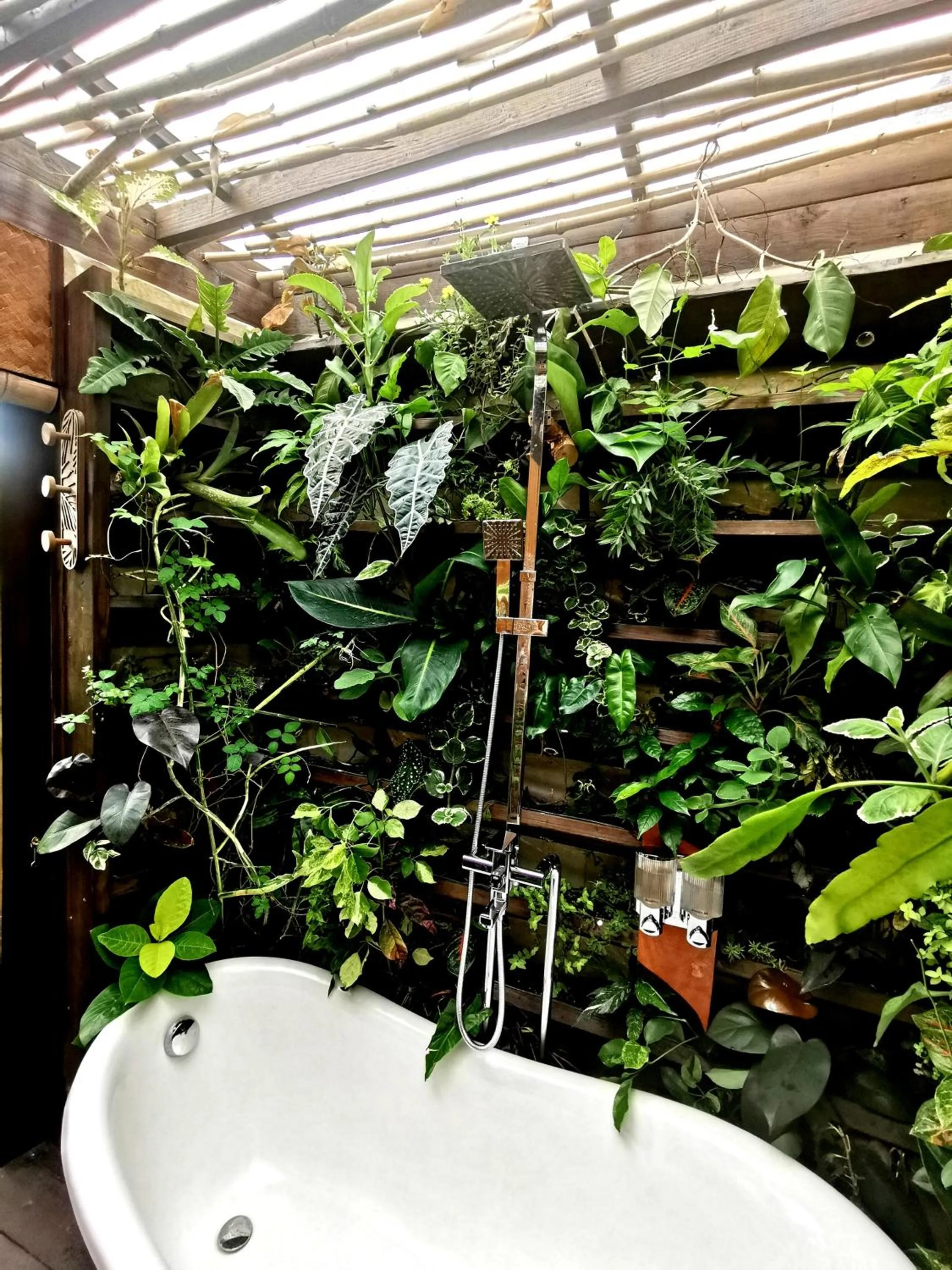 Bath in Hôtel Fenua Mata'i'oa