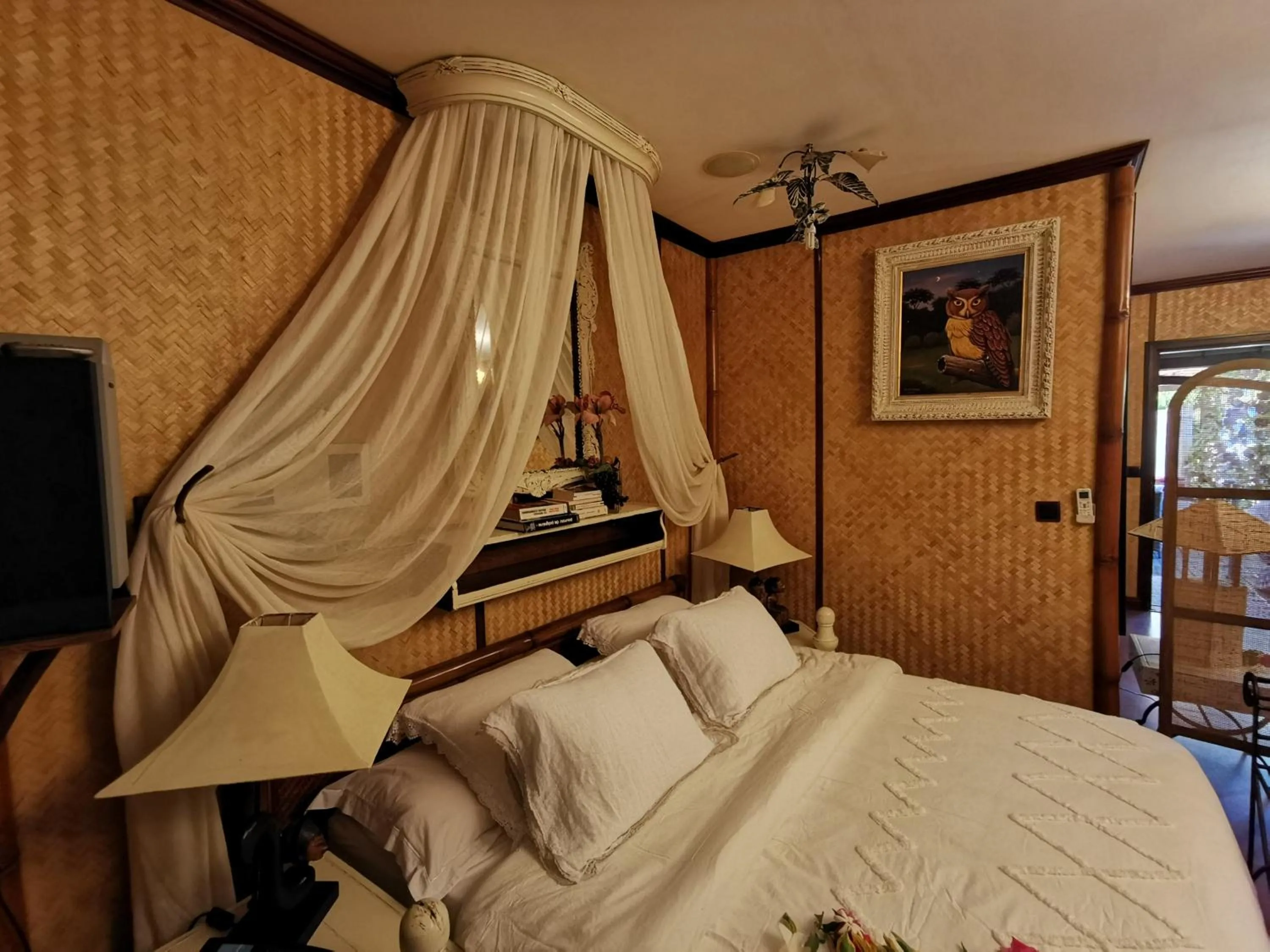 Bed in Hôtel Fenua Mata'i'oa