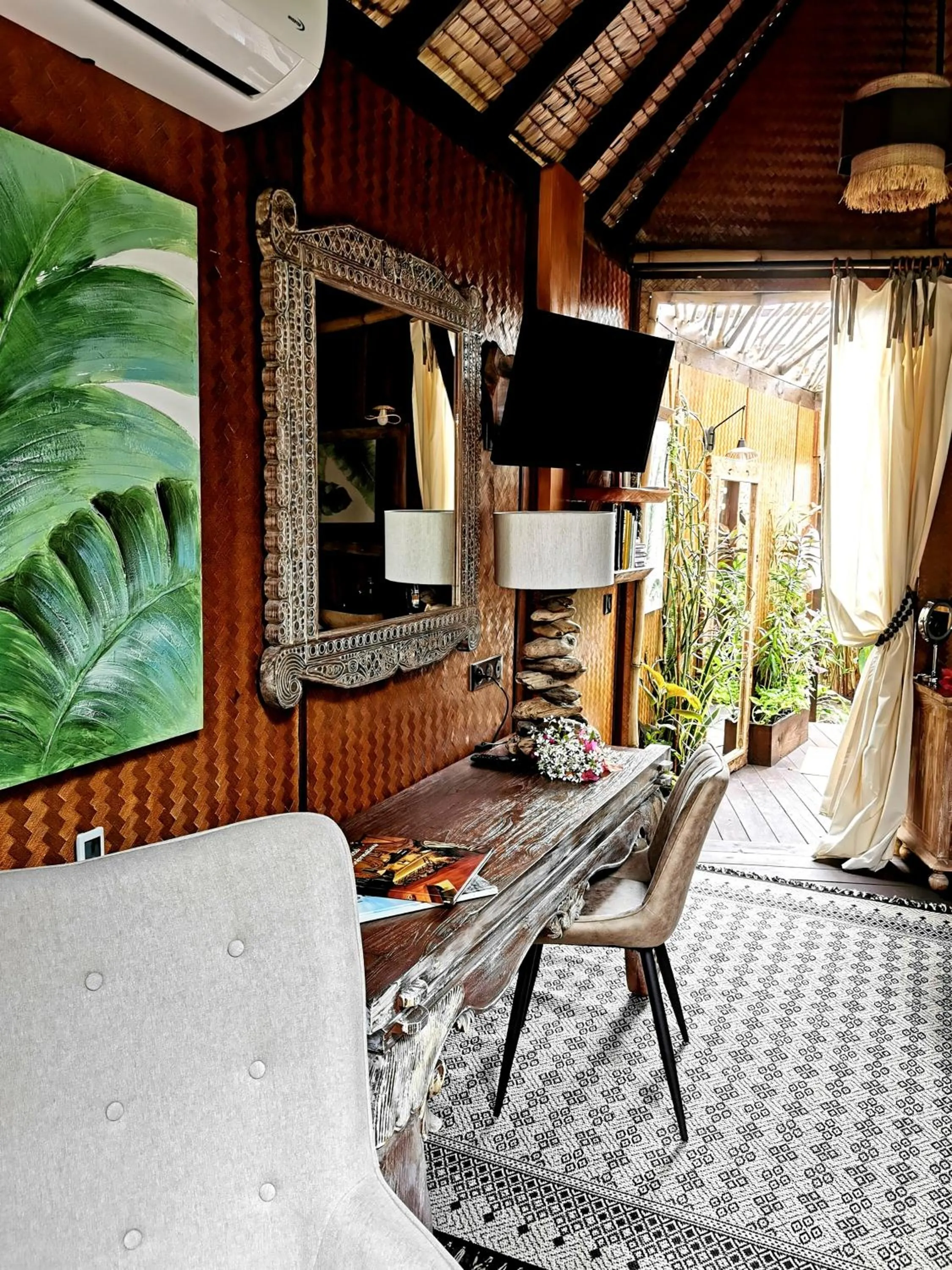 TV and multimedia in Hôtel Fenua Mata'i'oa