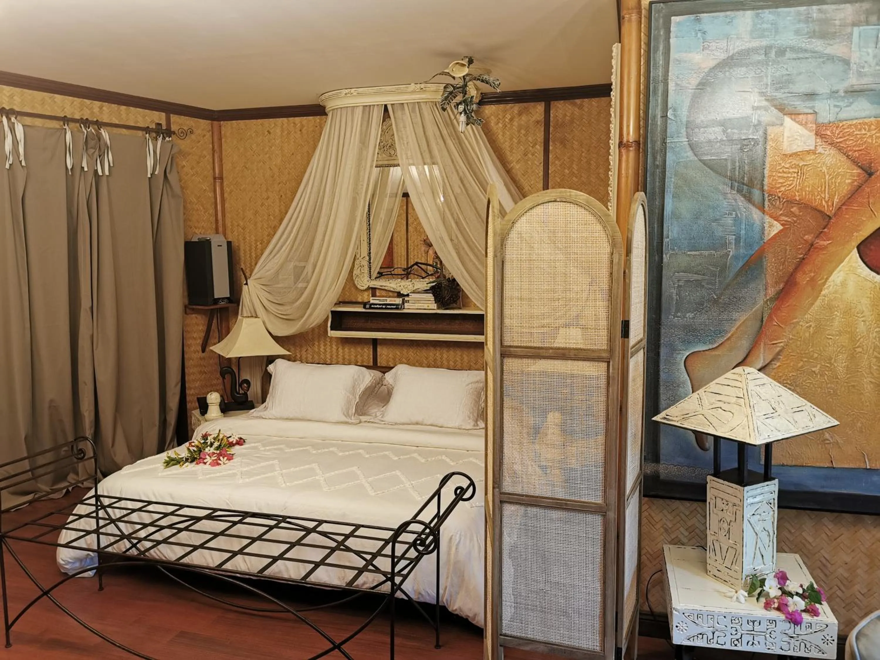 Bed in Hôtel Fenua Mata'i'oa