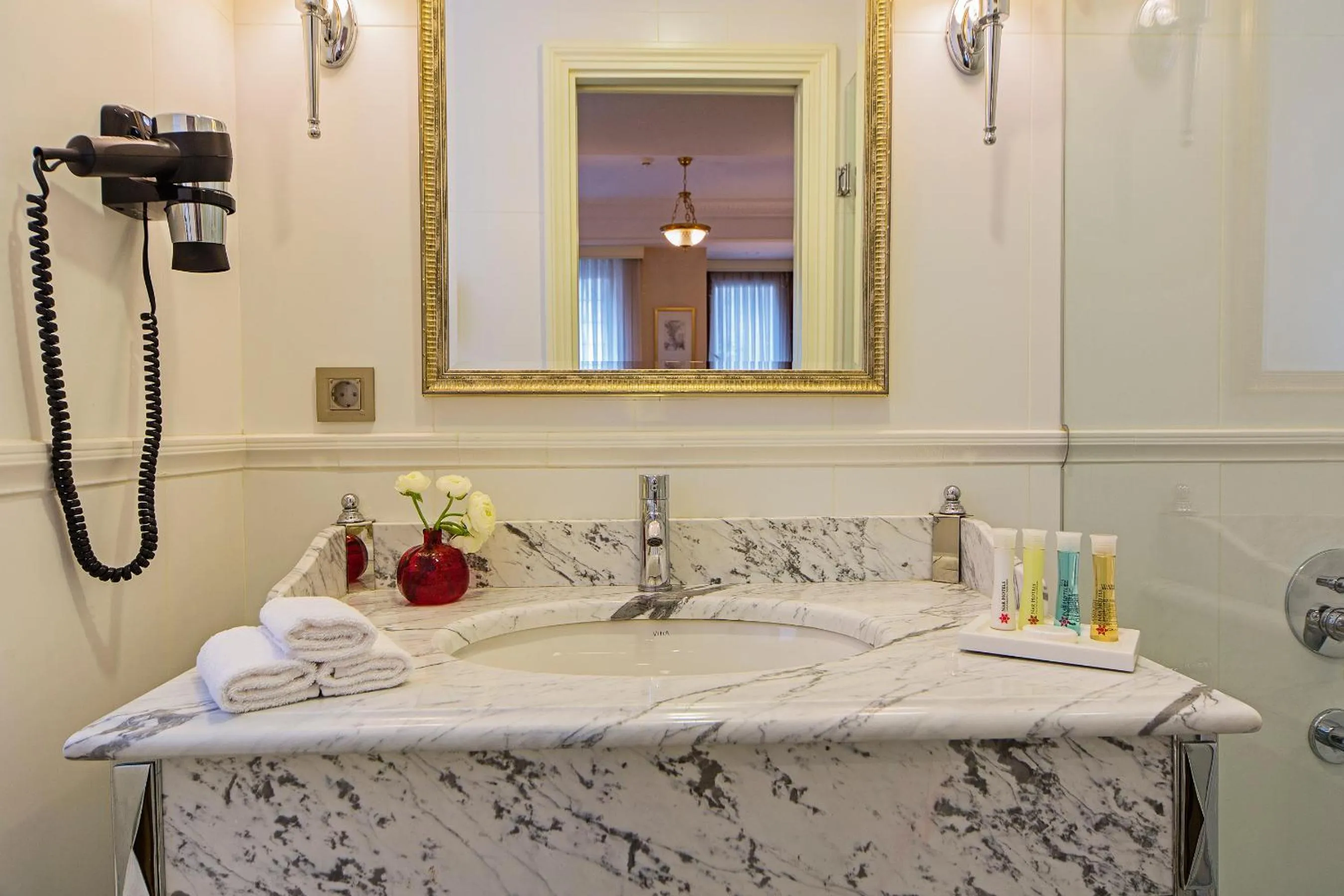 Toilet in Meroddi Bağdatlıyan - 1892 Heritage Rooms by Galata Tower