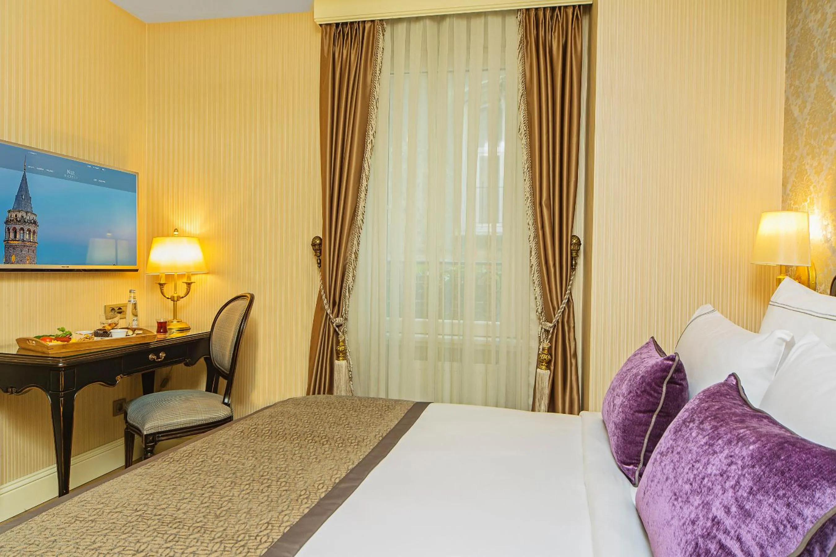 Bed in Meroddi Bağdatlıyan - 1892 Heritage Rooms by Galata Tower