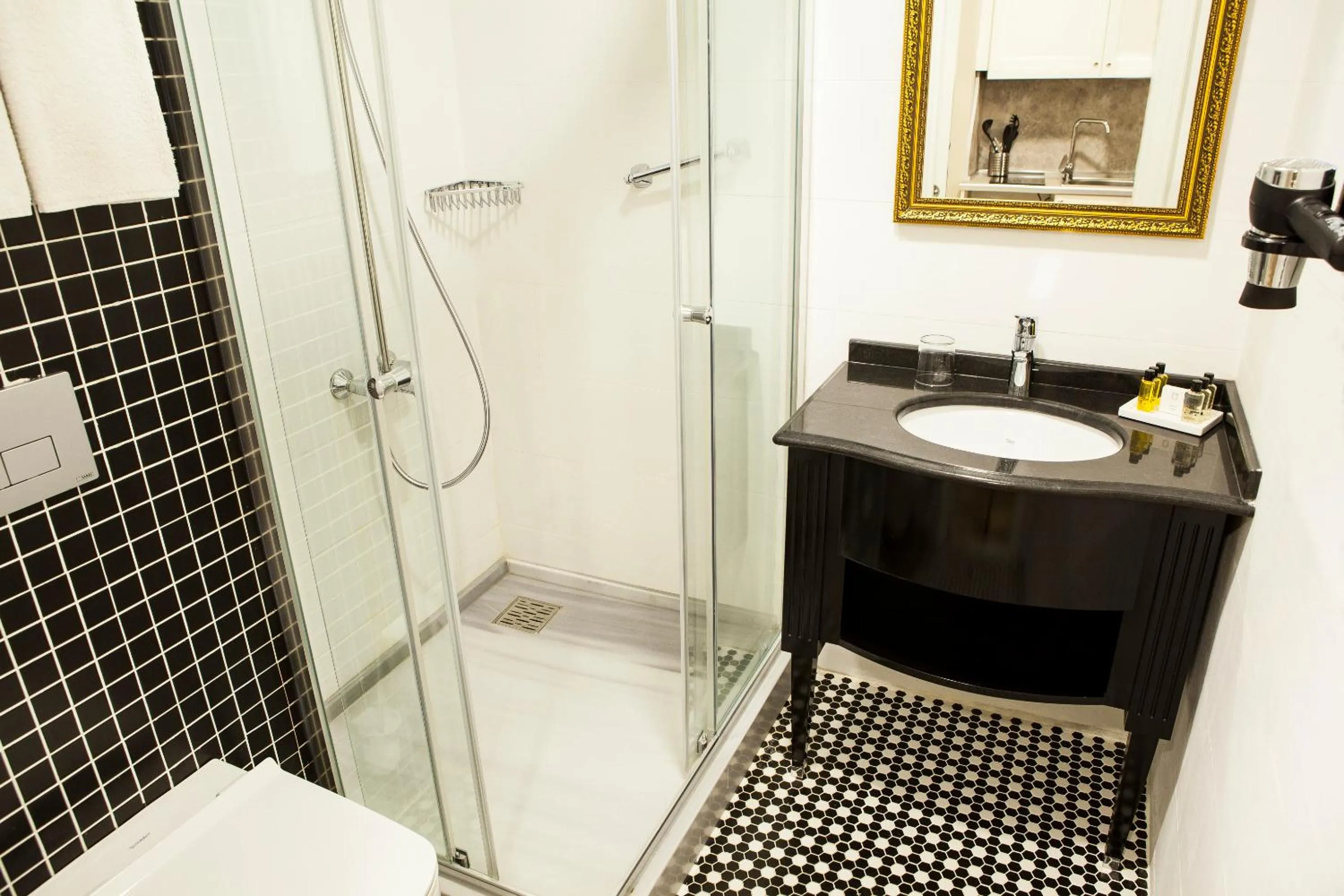 Shower in Meroddi Bağdatlıyan - 1892 Heritage Rooms by Galata Tower