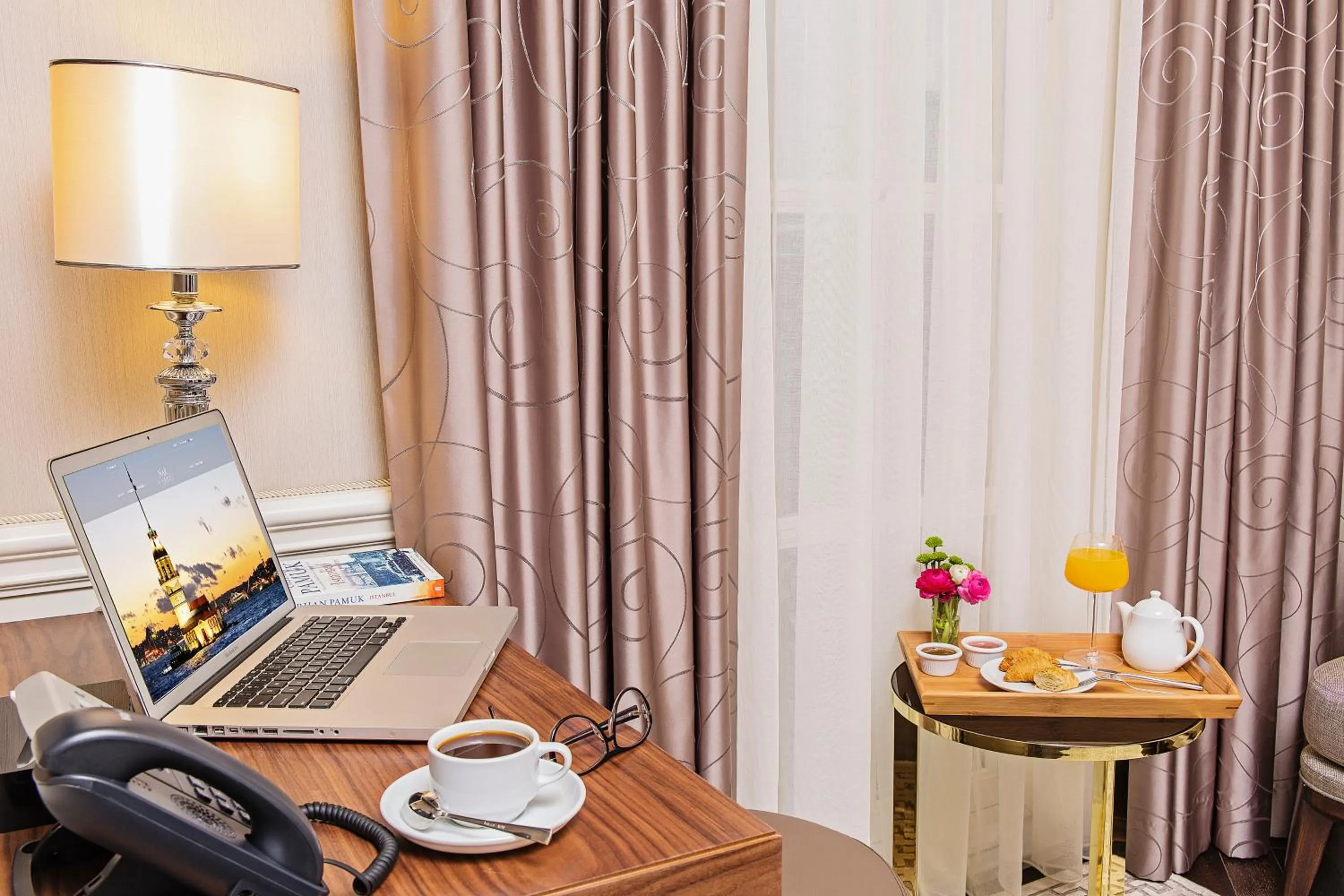 Living room in Meroddi Bağdatlıyan - 1892 Heritage Rooms by Galata Tower