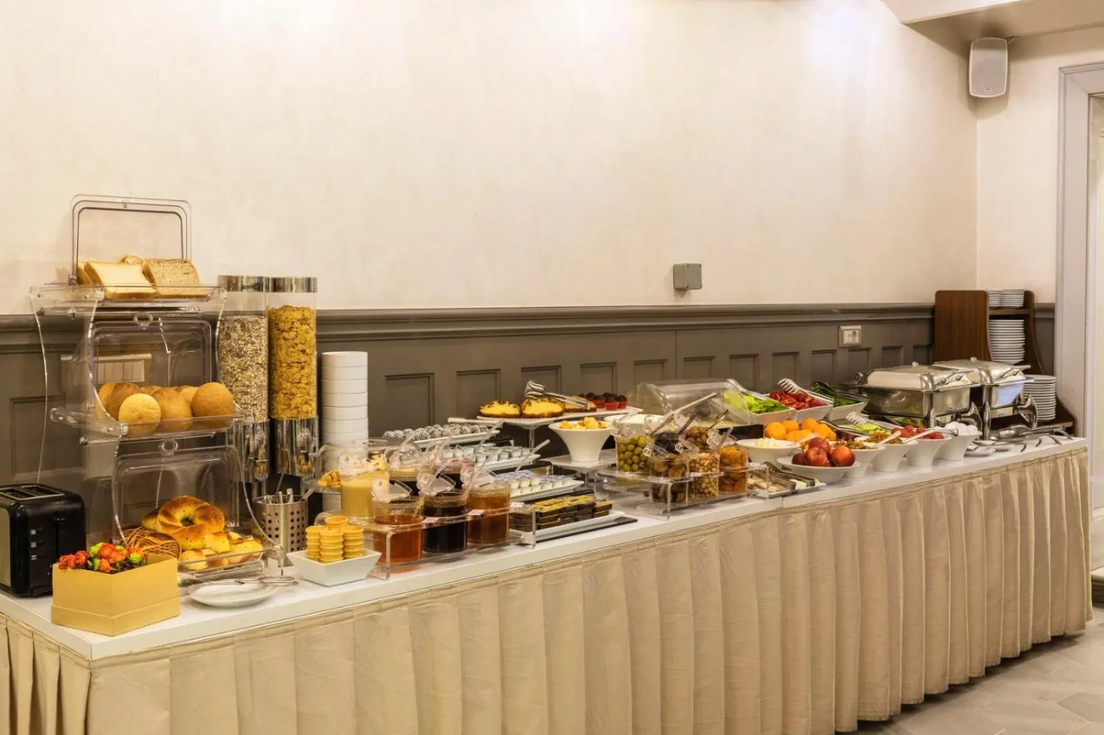 Restaurant/places to eat in Meroddi Bağdatlıyan - 1892 Heritage Rooms by Galata Tower