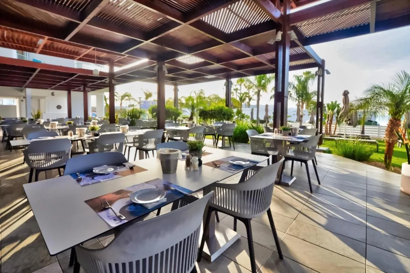 Restaurant/places to eat in Vassos Nissi Plage Hotel & Spa
