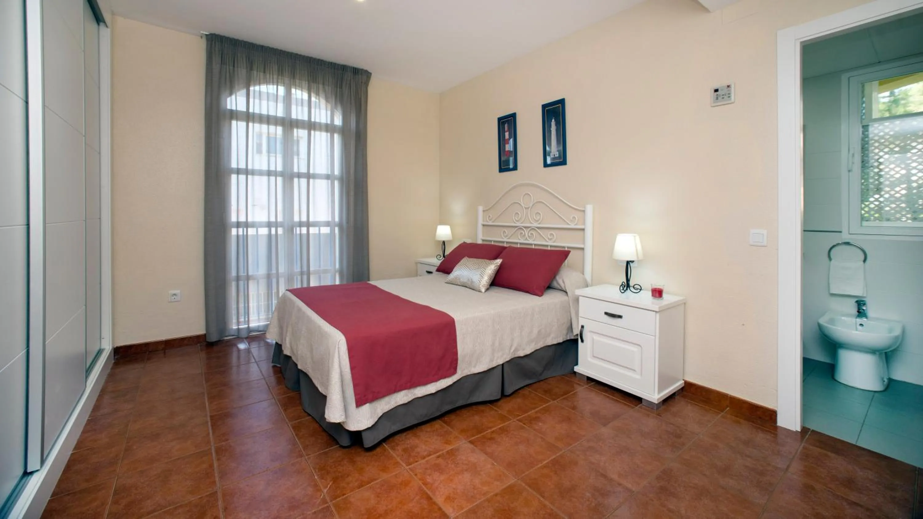 Bedroom, Bed in Leo Islamar