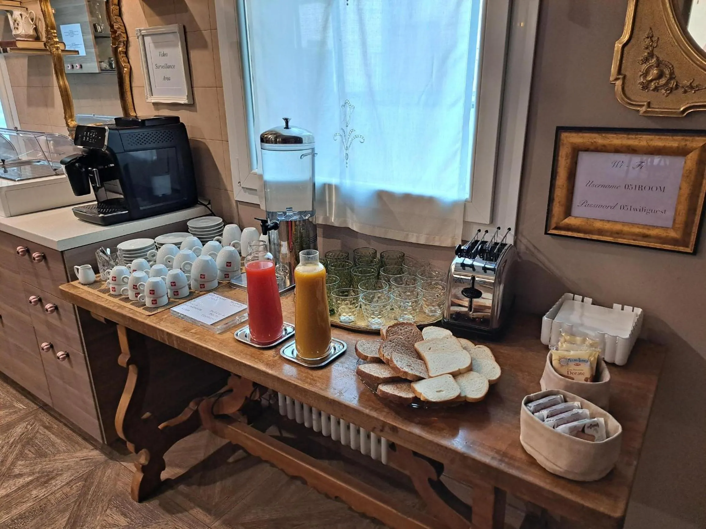 Breakfast in 051 Room & Breakfast