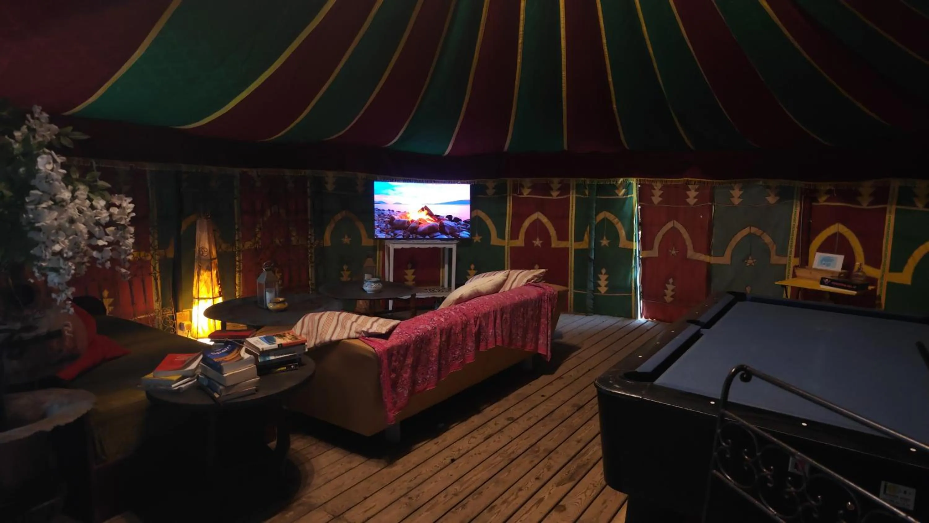 Communal lounge/ TV room, Bed in Paraiso Perdido