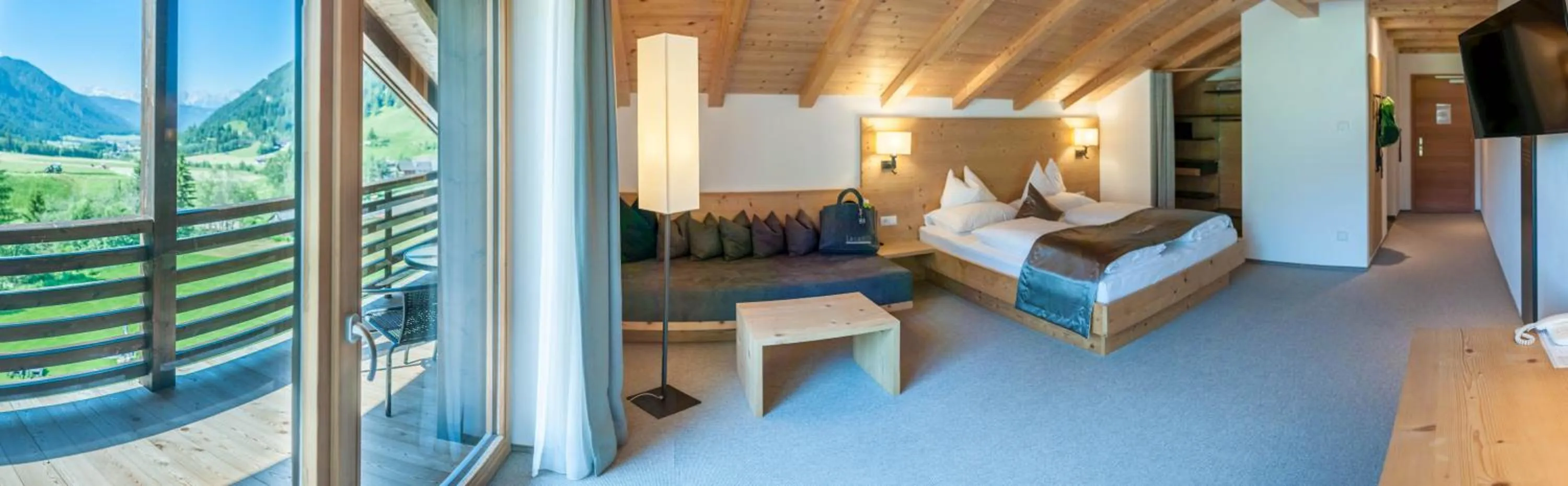 Day, Bed in La Casies Mountain Hotel