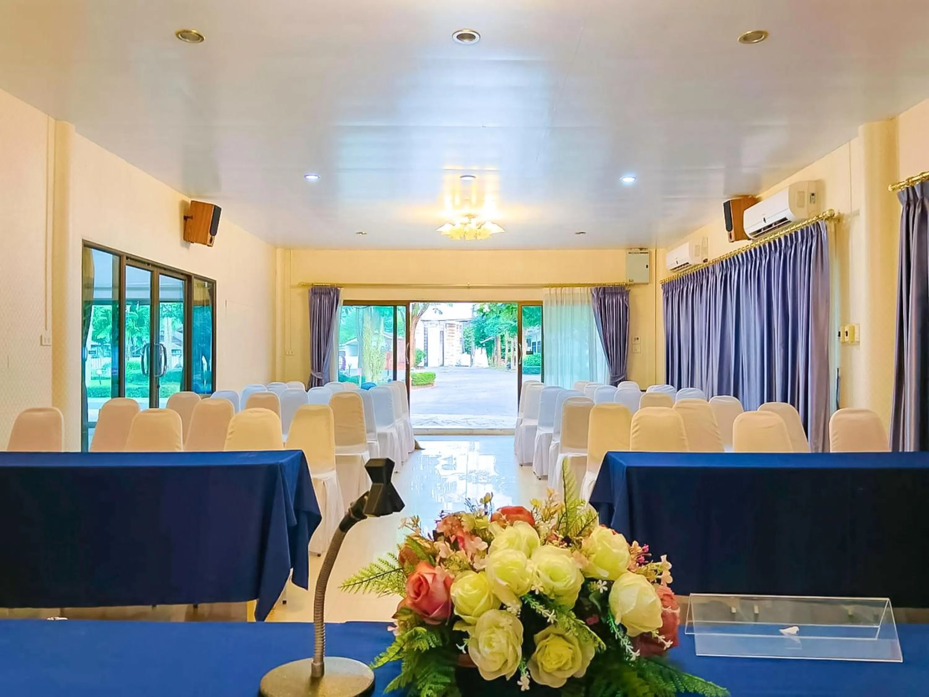 Seating area in Saitharn Iyara Resort