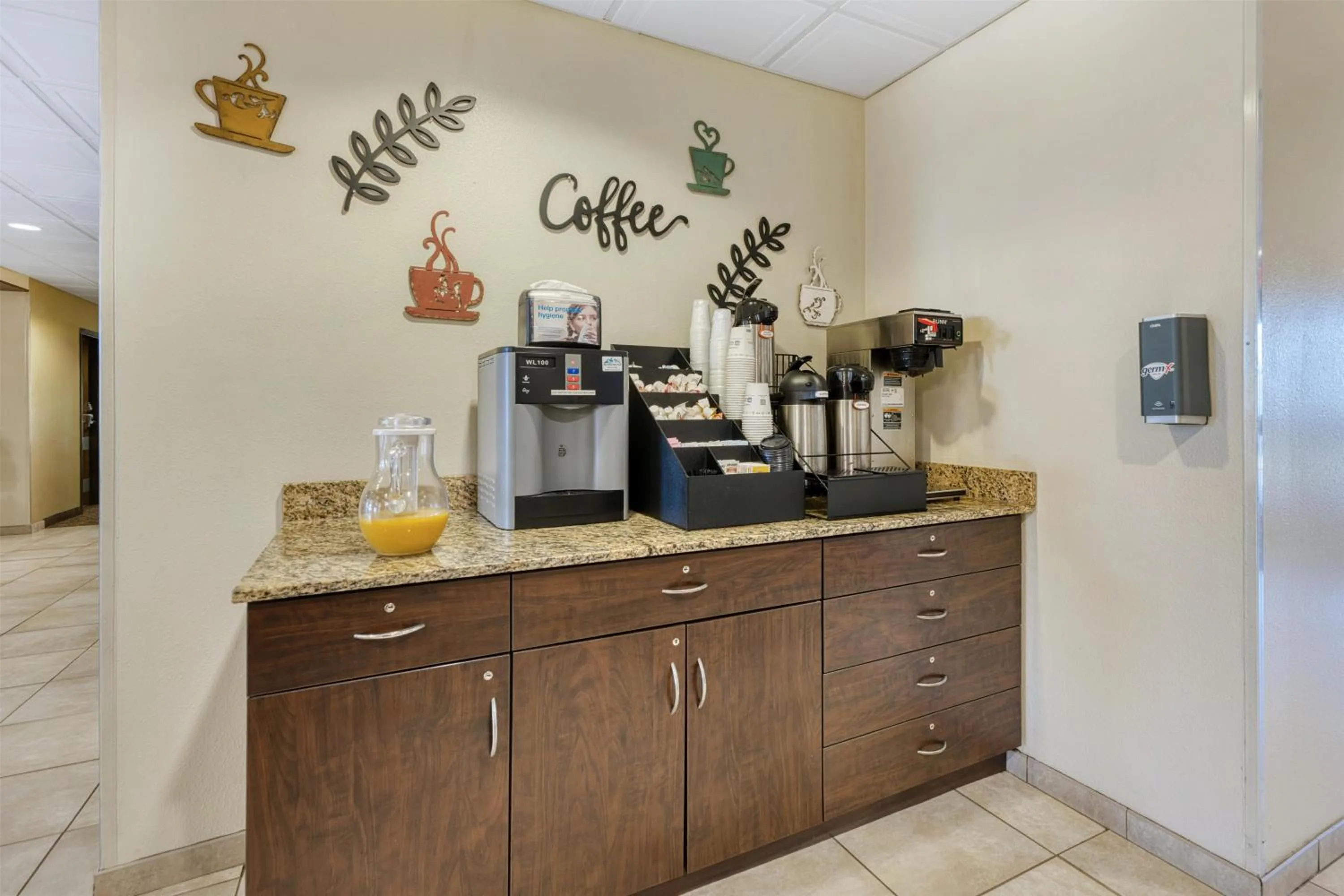 Lounge or bar in SureStay Plus Hotel by Best Western Buckhannon