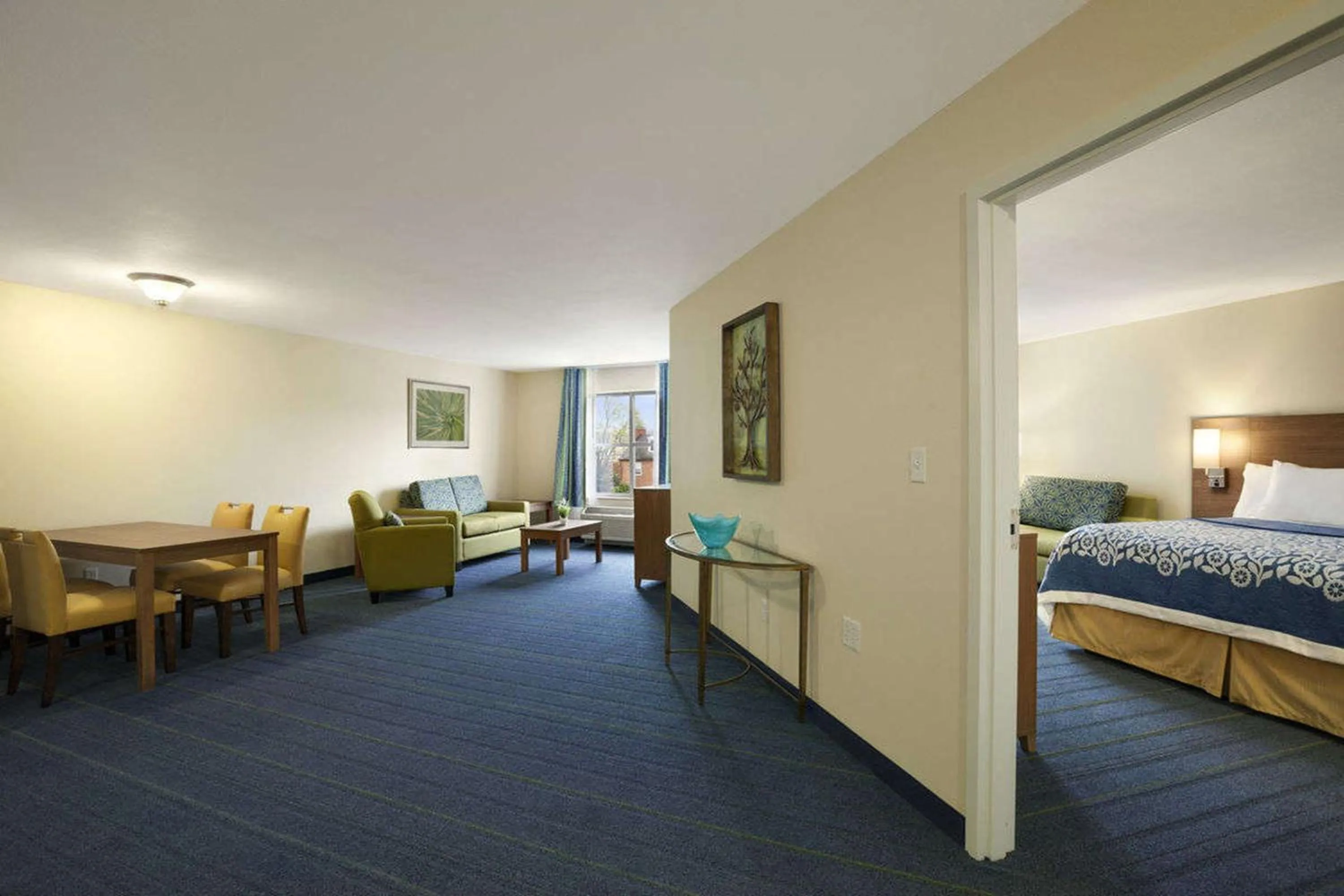 Living room, Bed in Days Inn & Suites by Wyndham Altoona