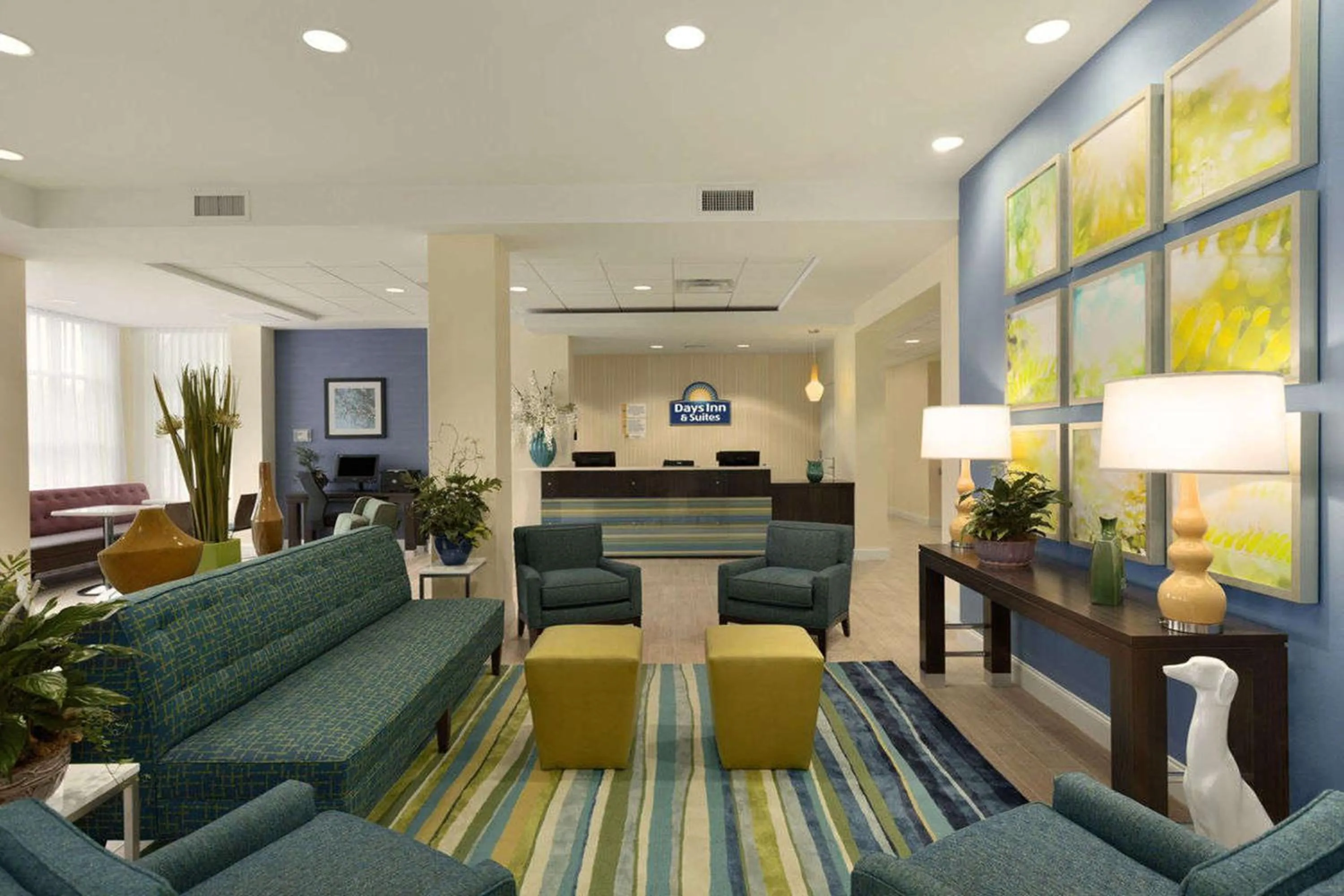 Communal lounge/ TV room in Days Inn & Suites by Wyndham Altoona
