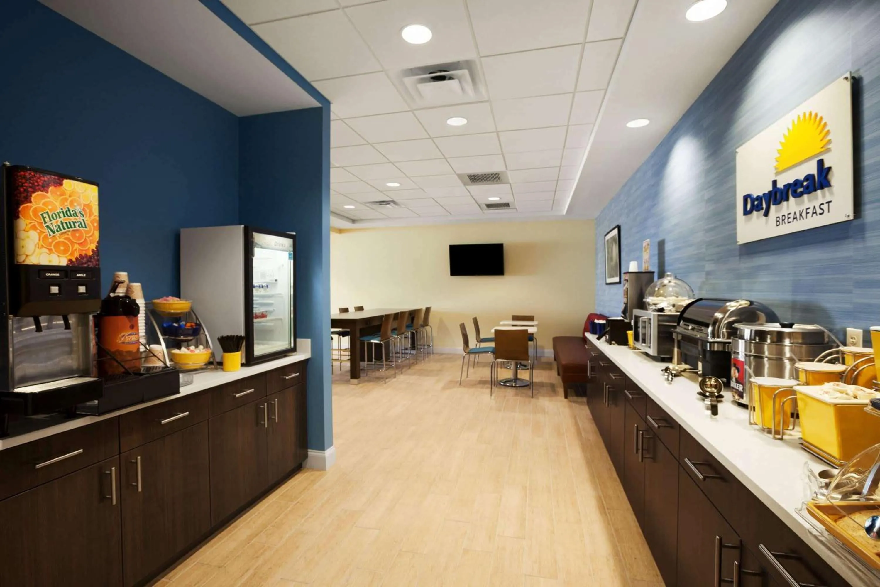 Restaurant/places to eat in Days Inn & Suites by Wyndham Altoona