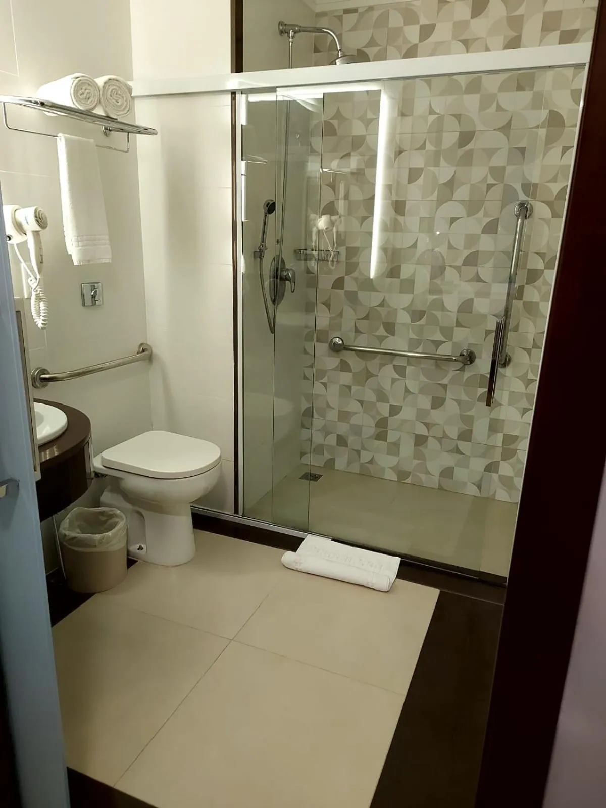 Bathroom in Comfort Suítes Vitória