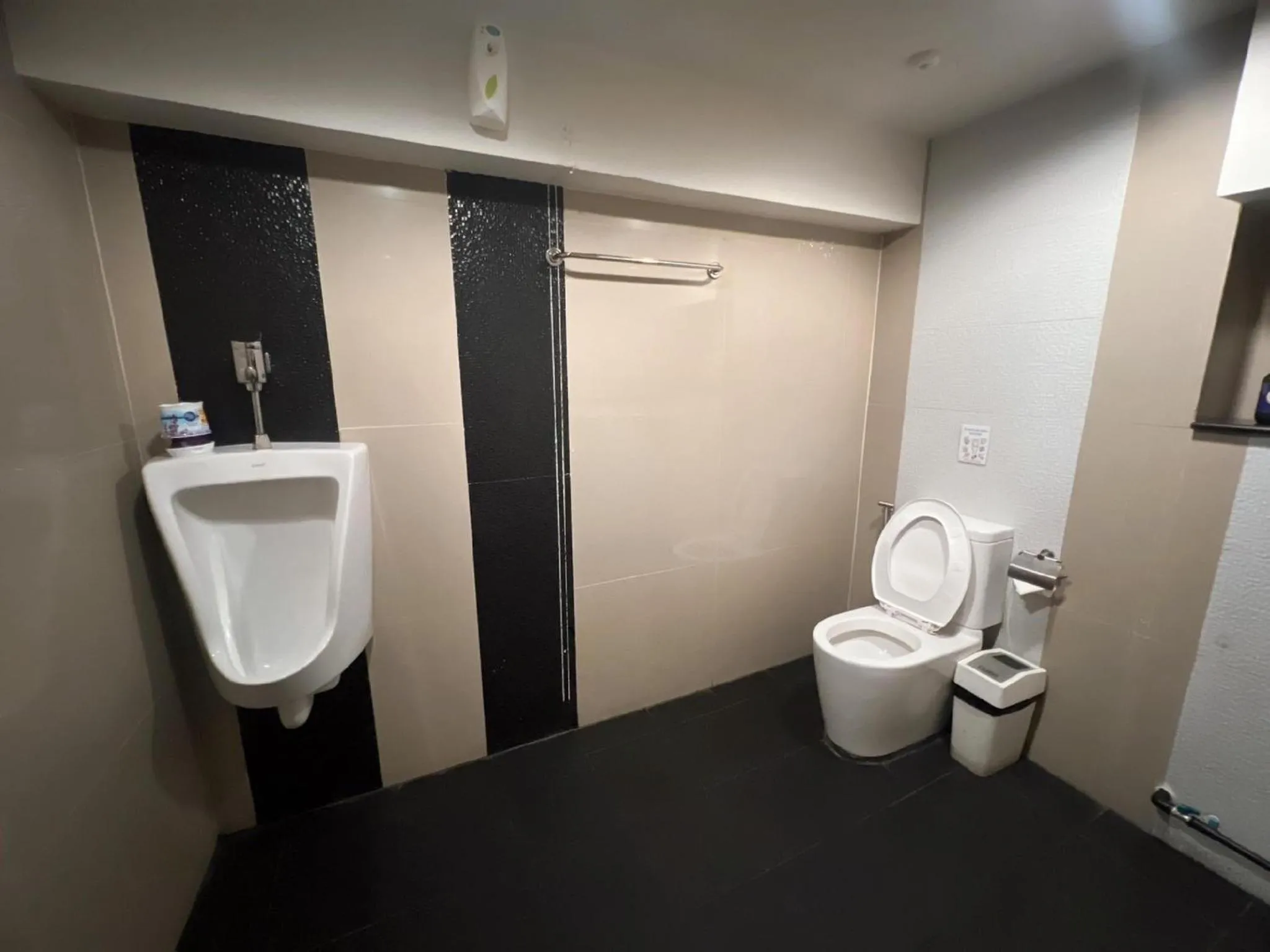 Toilet in Deco Lux Hotel