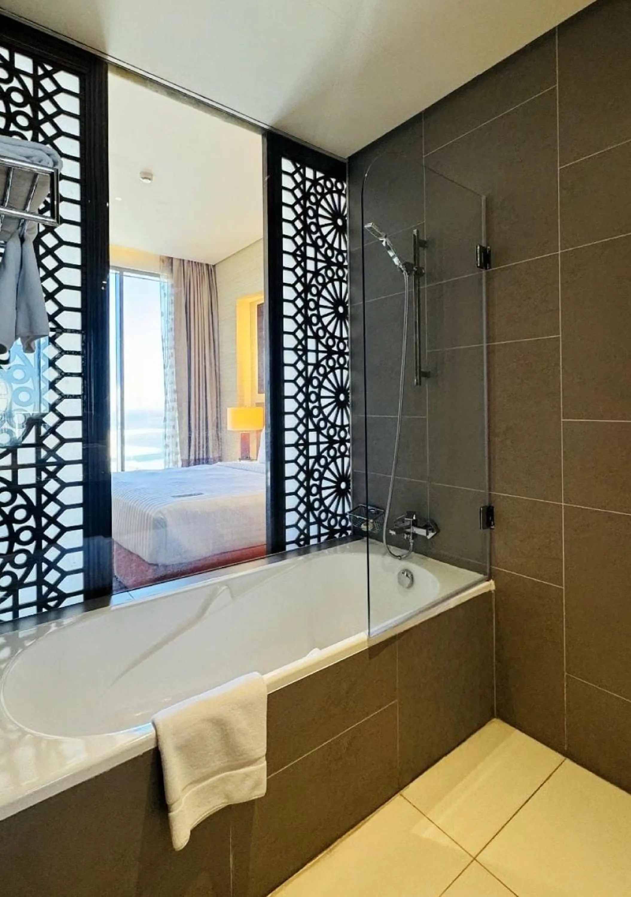 Bathroom, Bed in Fraser Suites Diplomatic Area Bahrain