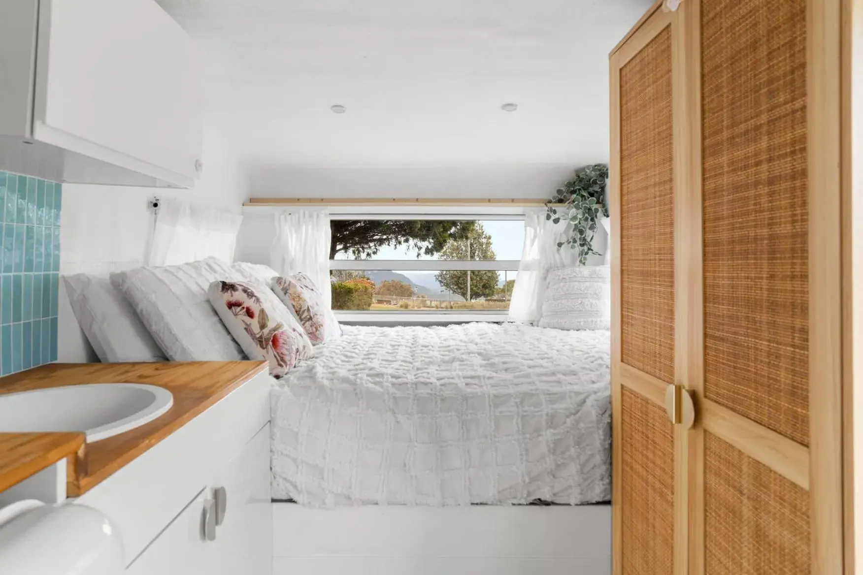 Elodie - 1970s Style RV Room in Montblu at Echo Point Elodie - 1970s Style RV Room in Montblu at Echo Point