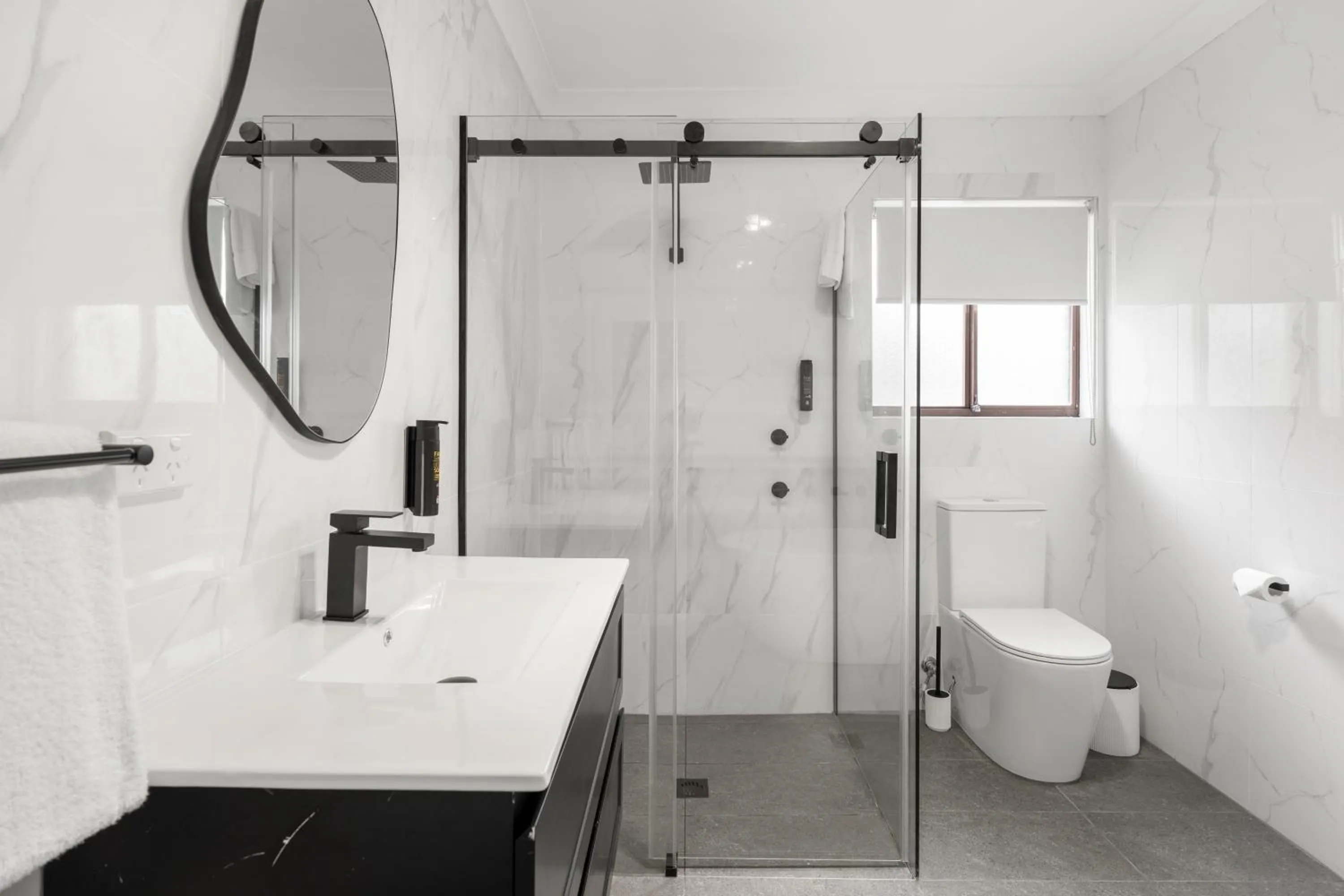 Shower in Montblu at Echo Point