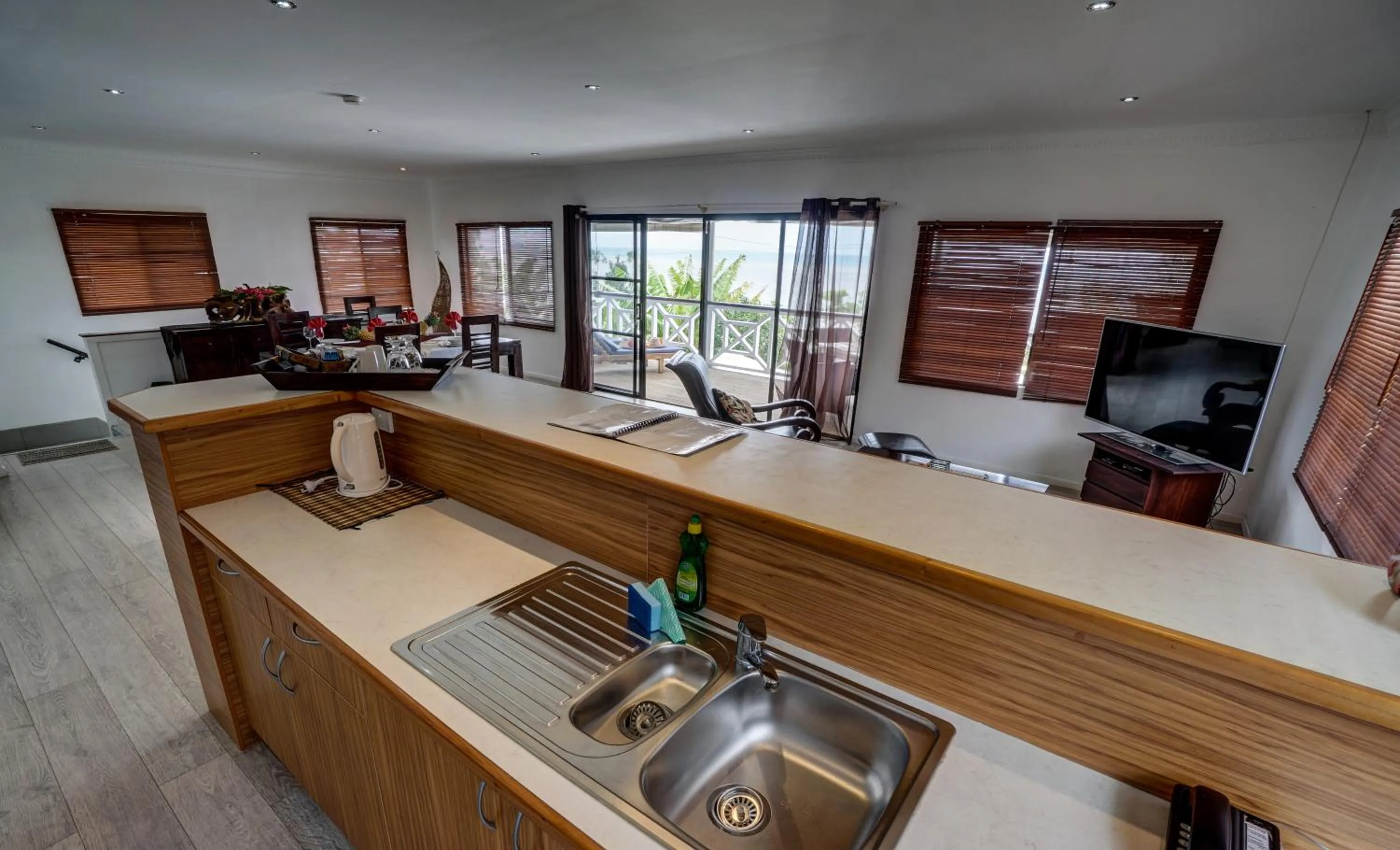 TV and multimedia in Seaview Lodge and Restaurant