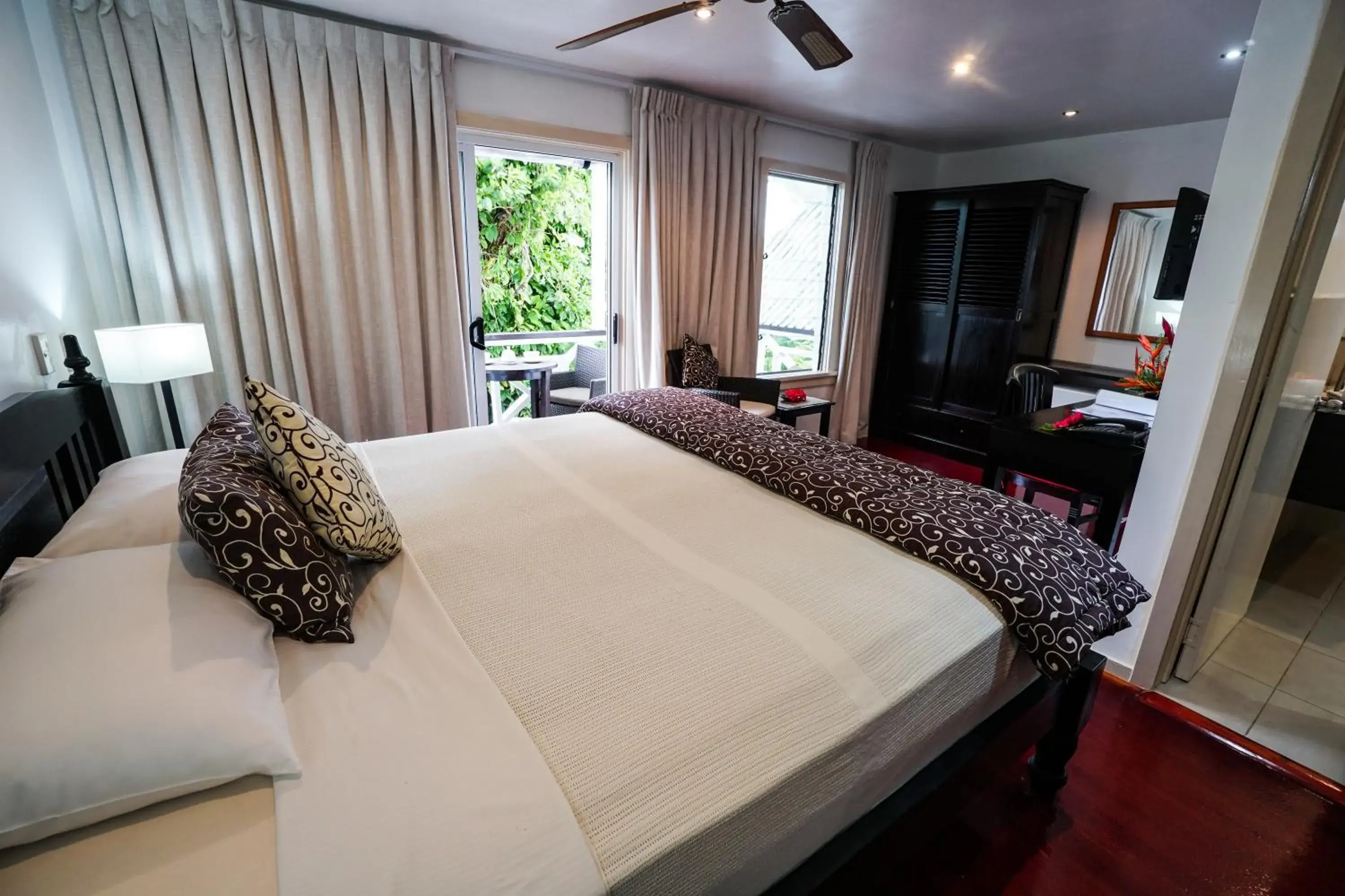 Deluxe Double Room with balcony and Garden View in Seaview Lodge and Restaurant Deluxe Double Room with balcony and Garden View in Seaview Lodge and Restaurant