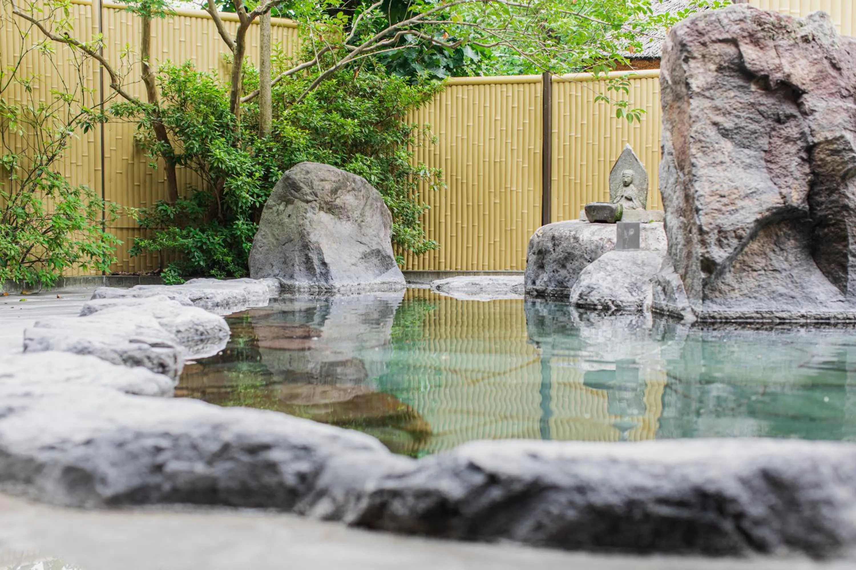 Hot Spring Bath in Yufuin Kotobuki Hananosho