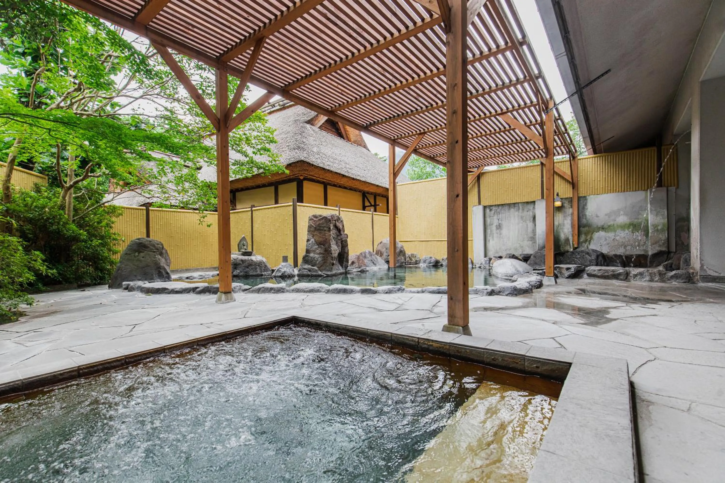 Hot Spring Bath in Yufuin Kotobuki Hananosho