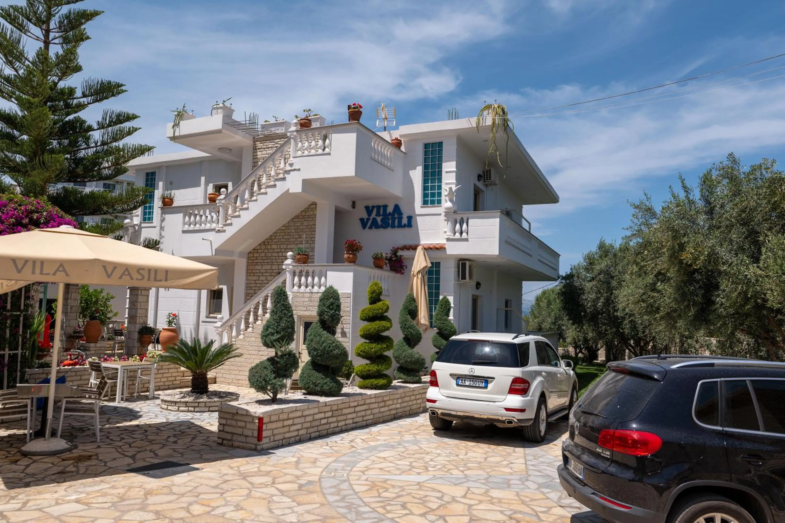 Property building in Vila Vasili