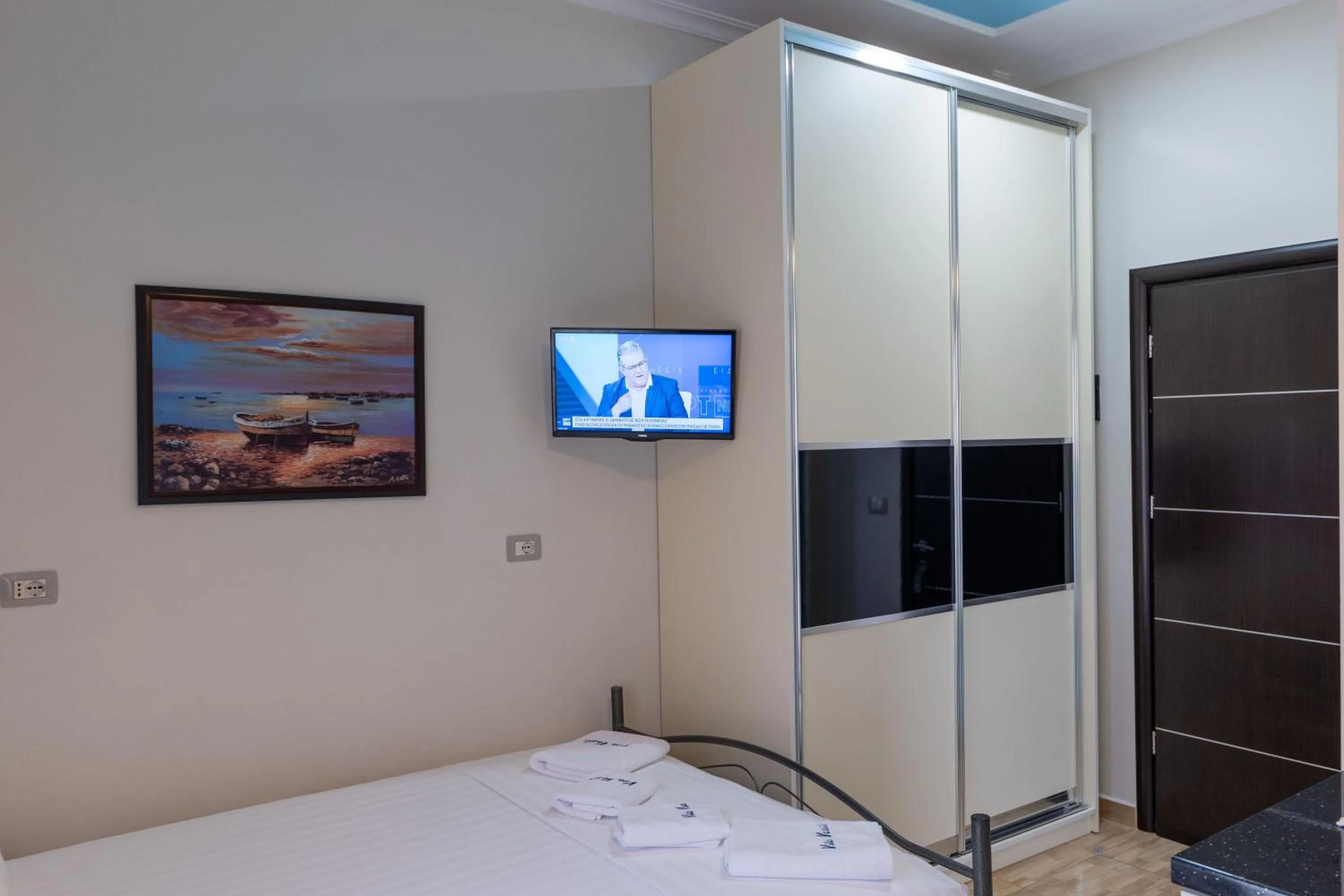 Communal lounge/ TV room, Bed in Vila Vasili