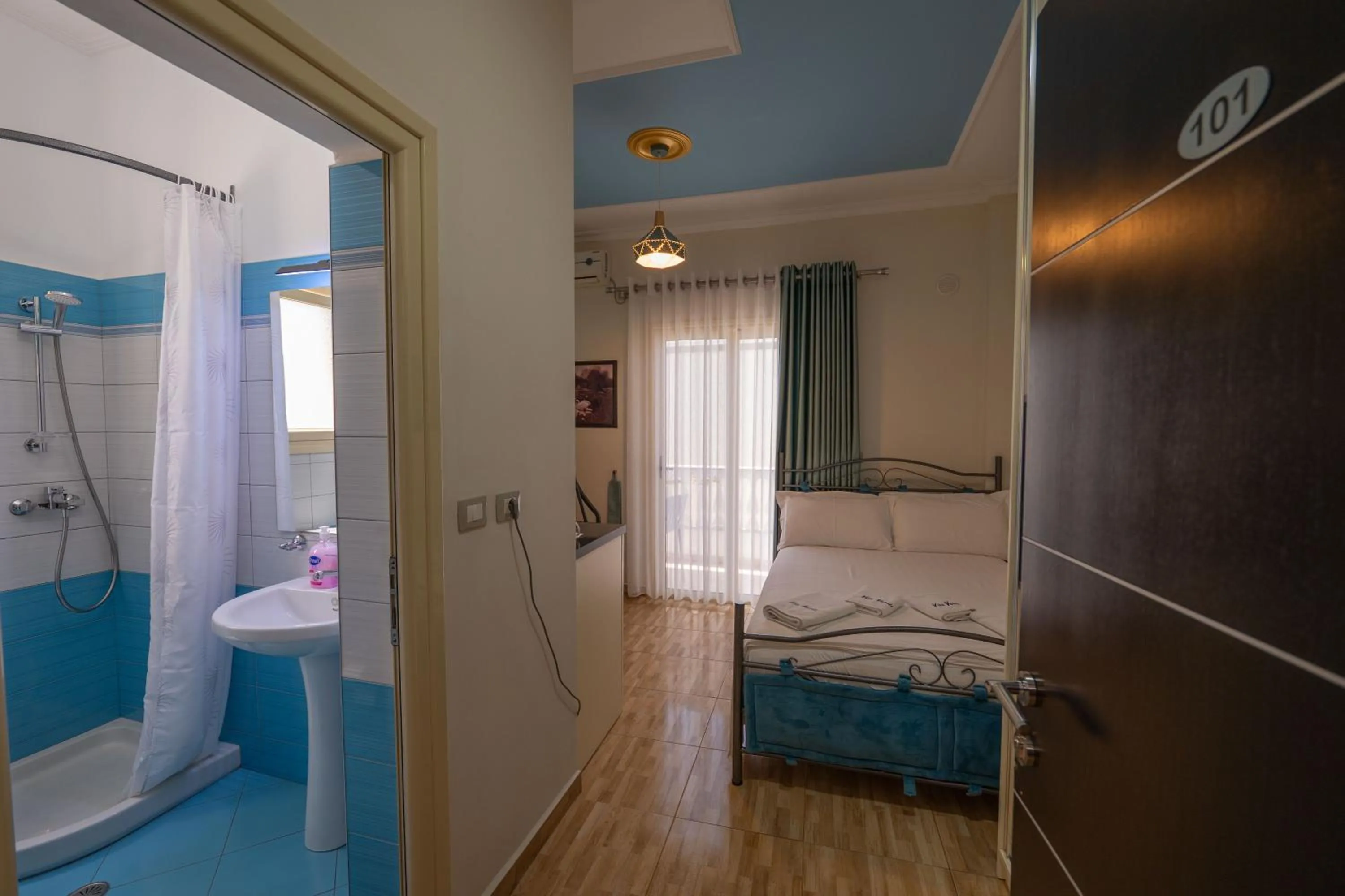 Shower, Bed in Vila Vasili