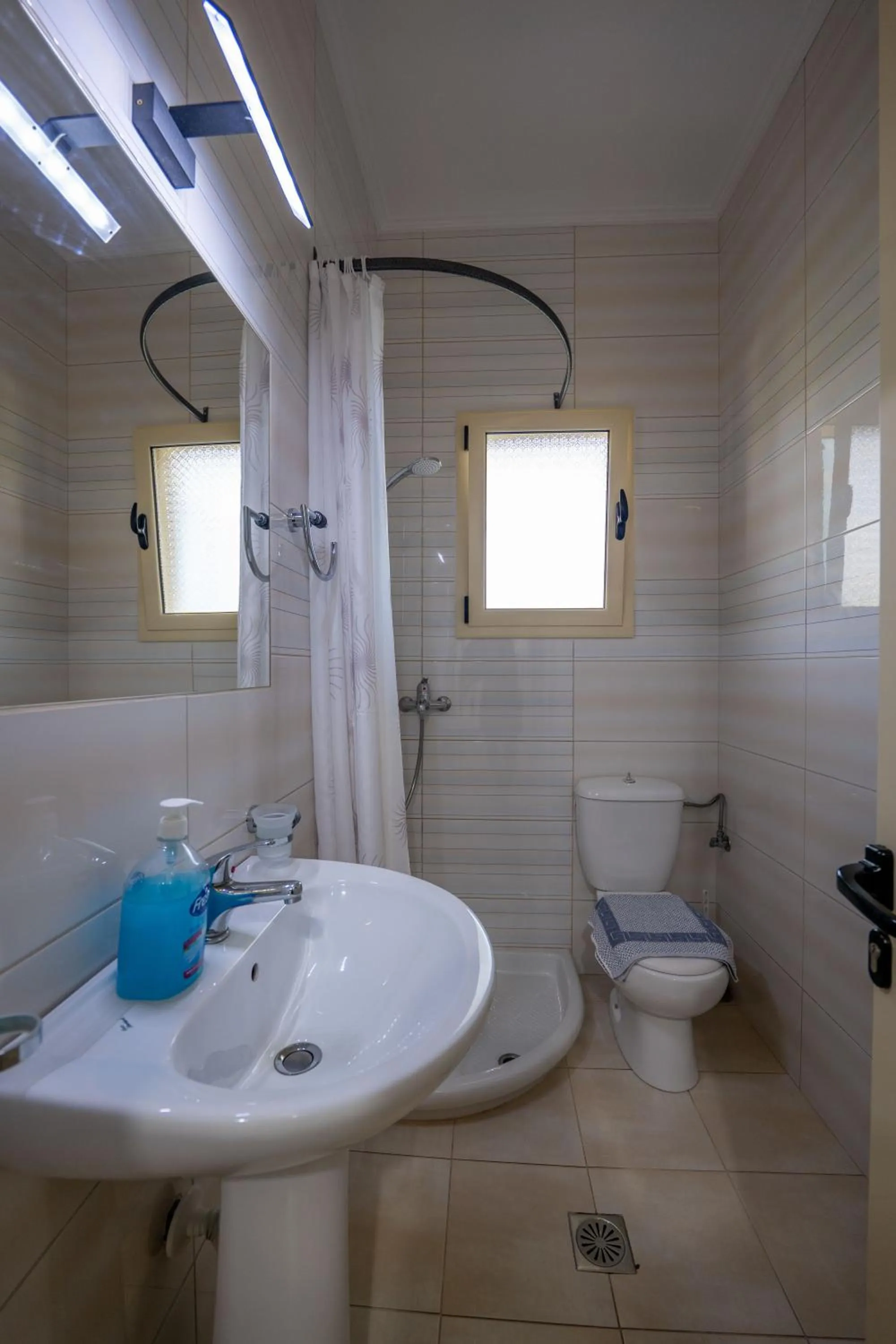 Shower in Vila Vasili