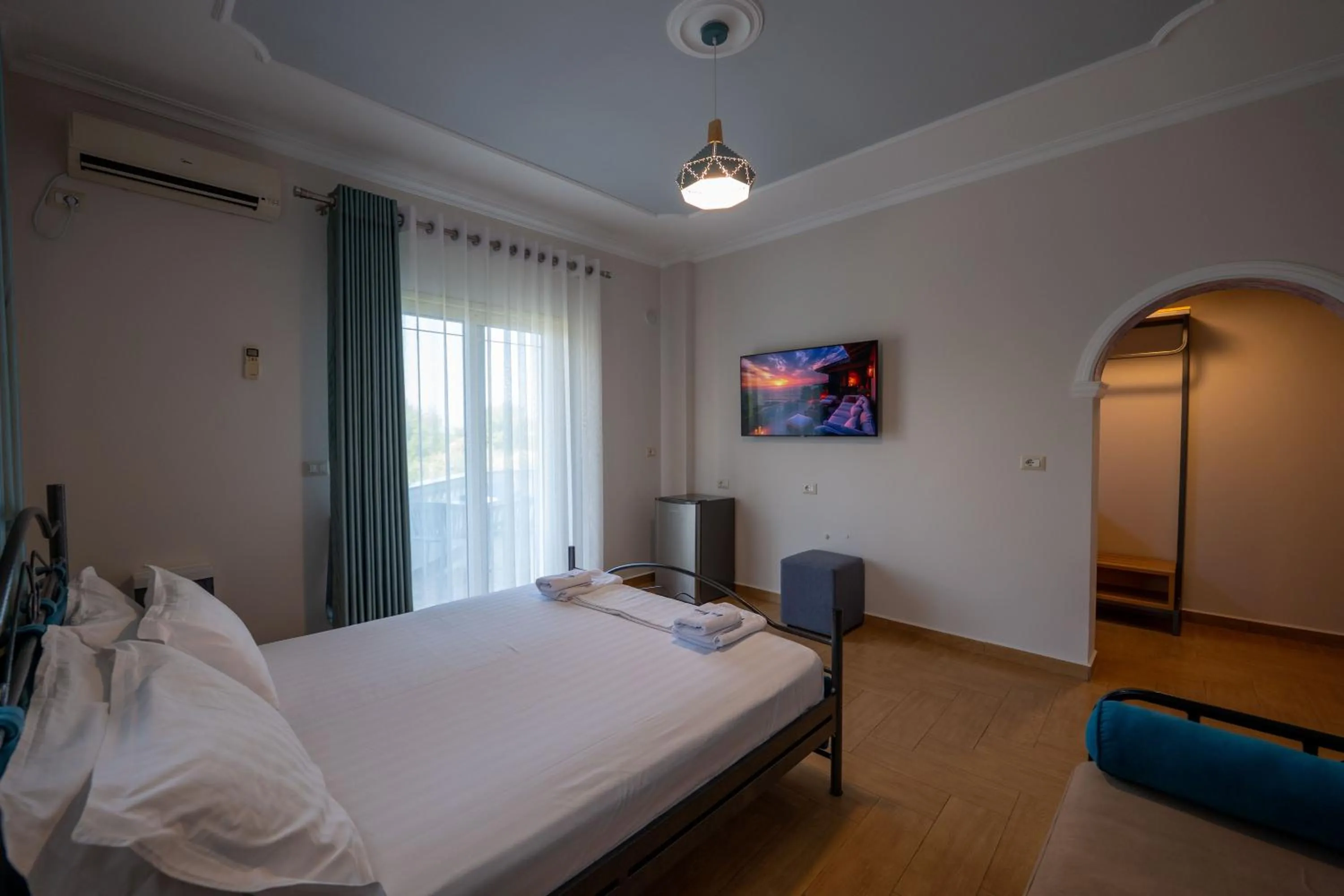 Communal lounge/ TV room, Bed in Vila Vasili