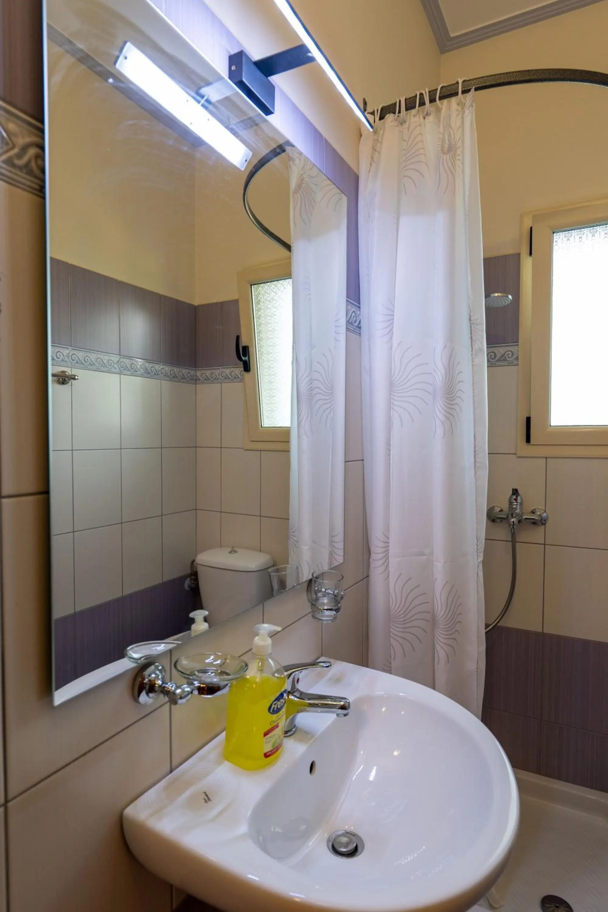 Shower in Vila Vasili