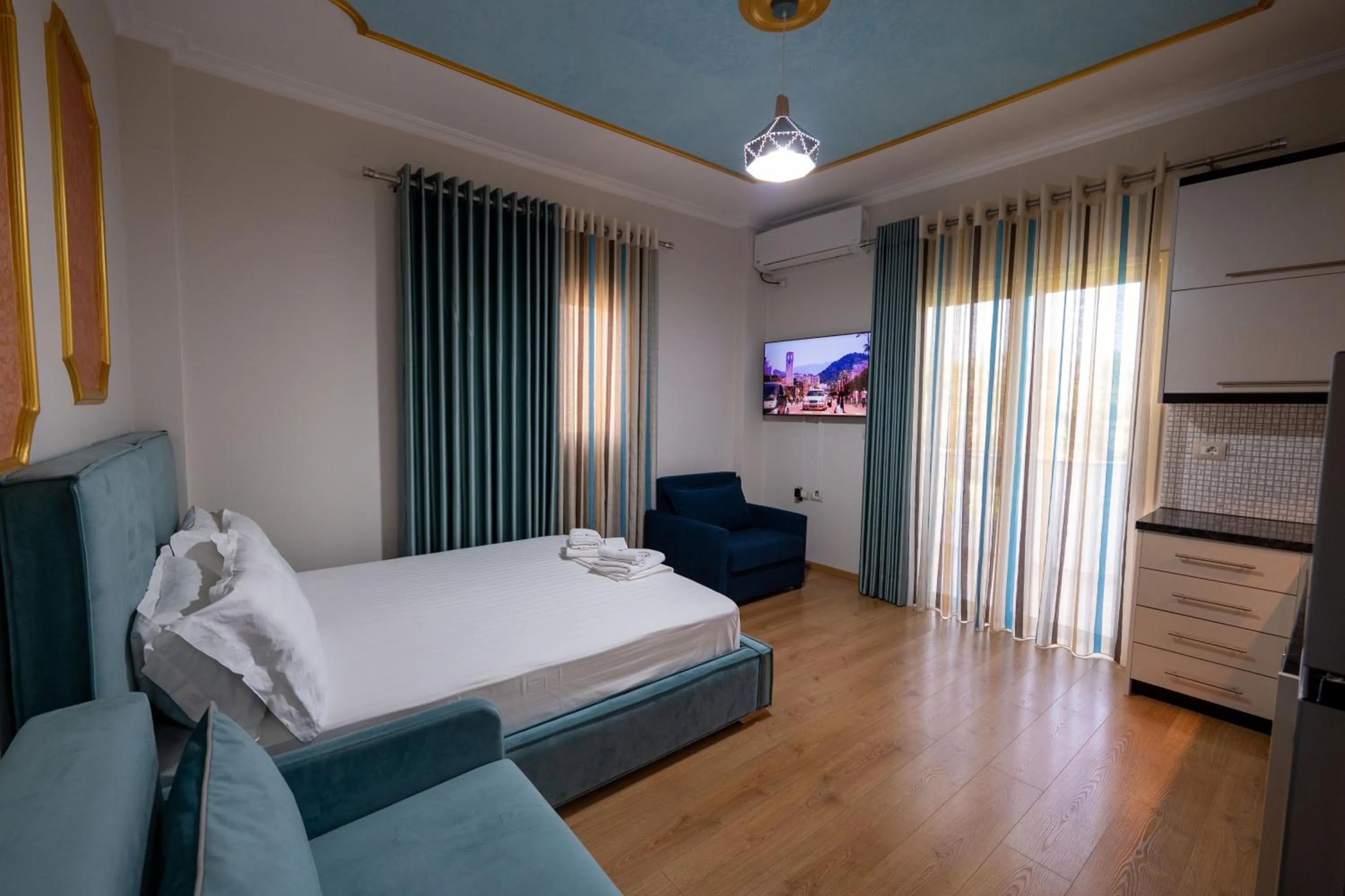 Communal lounge/ TV room, Bed in Vila Vasili